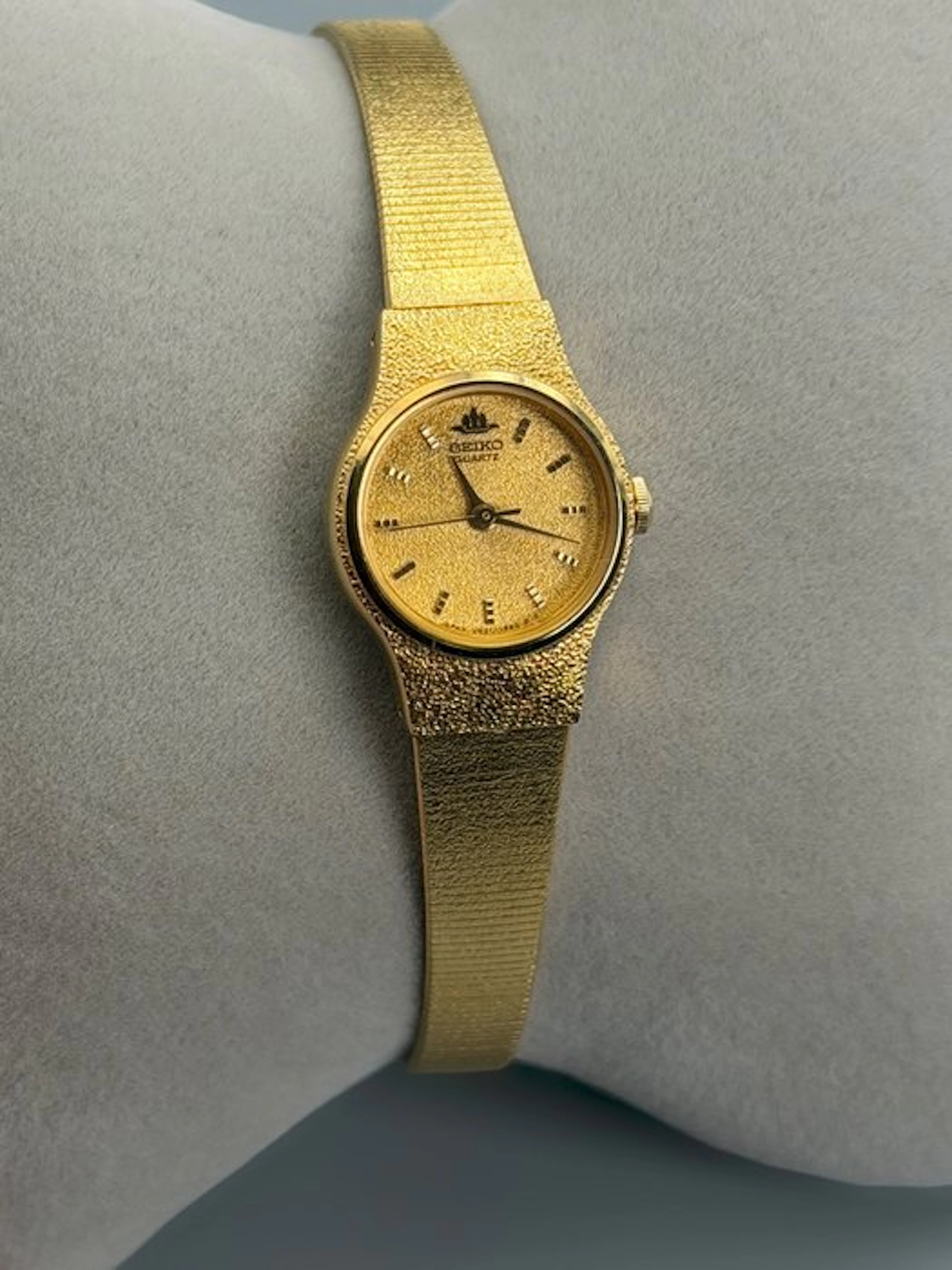 Seiko - Galaxy V401-0250 | Gold Dust Textured Dial –...