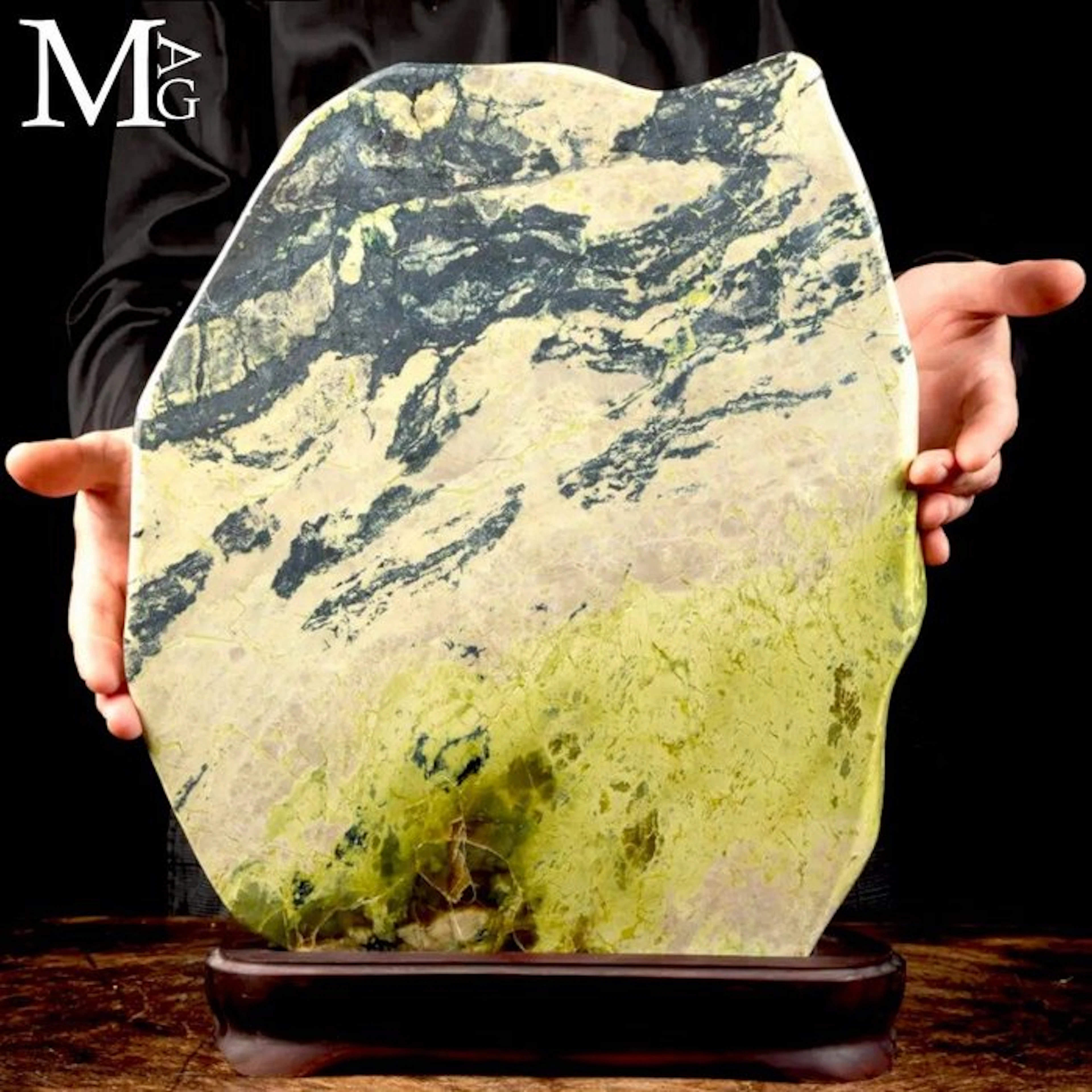 Majestically glossy serpentine block - Free-form...