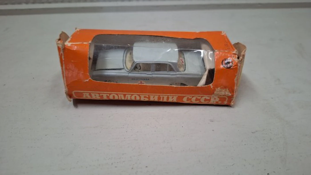 Novoexport 1:43 - Model truck - Moskvich 408 ambulance