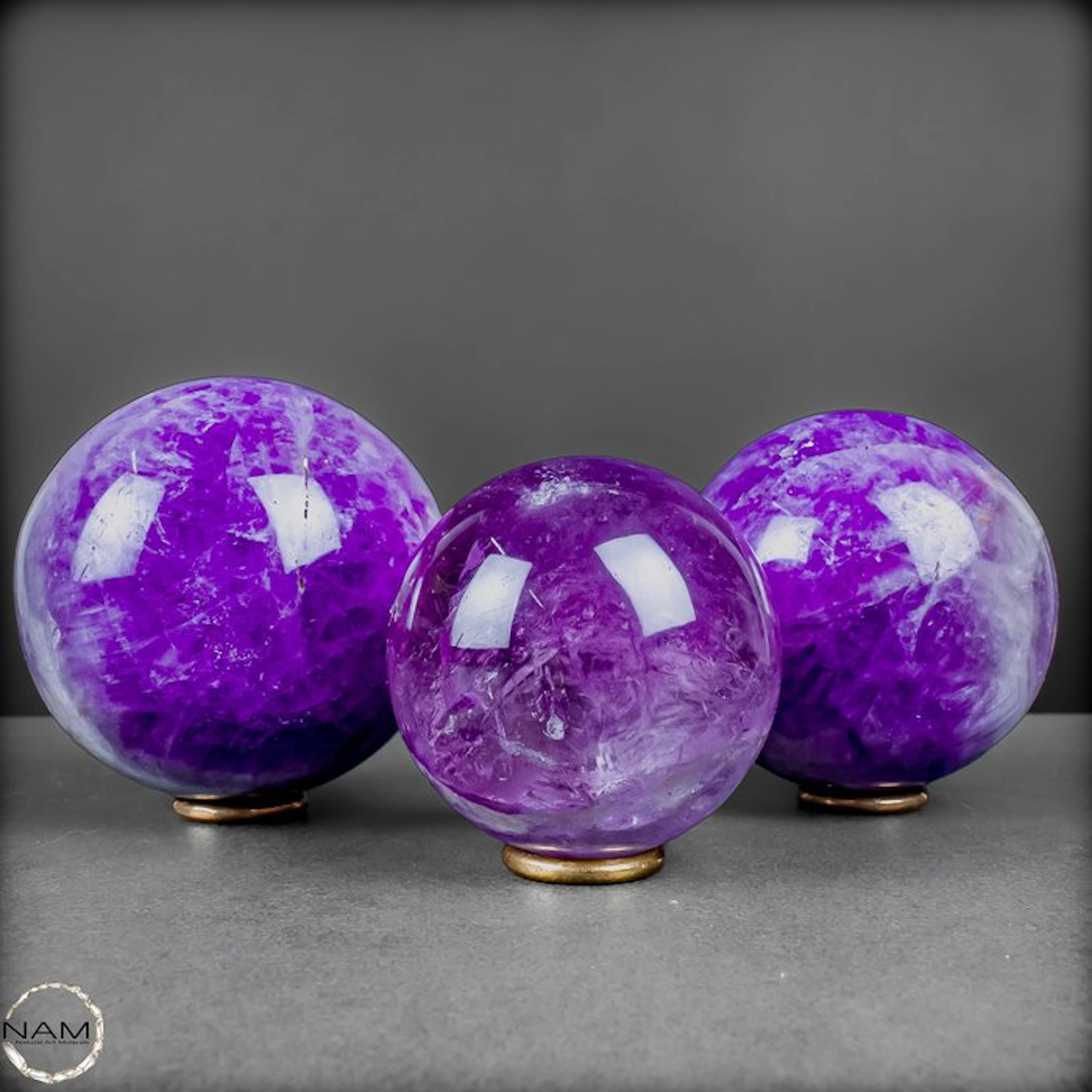 Natural amethyst sphere set – Elegant violet tones with a...