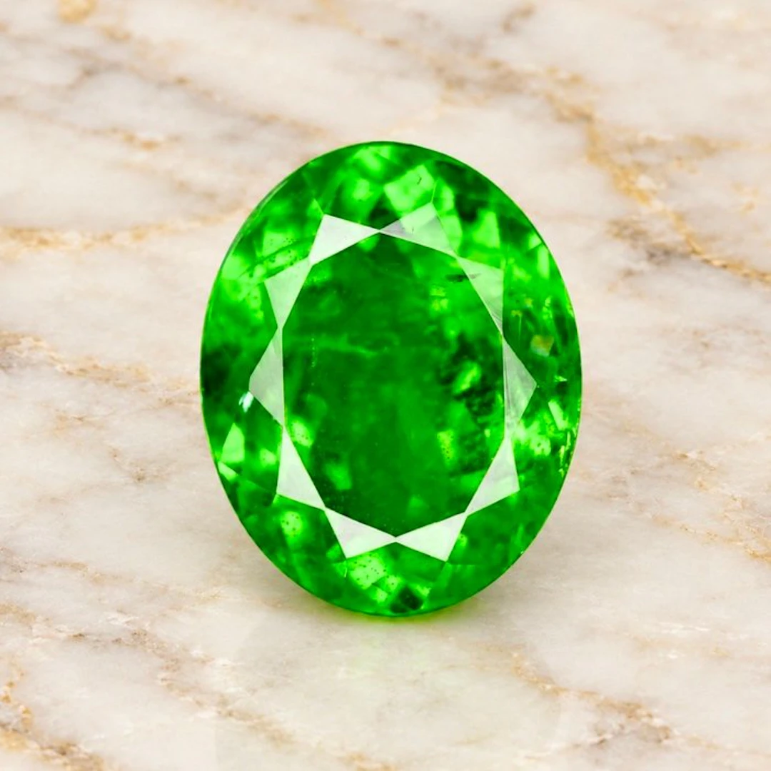 Green Tsavorite - 2.41 ct - International Gemological Institute (IGI)