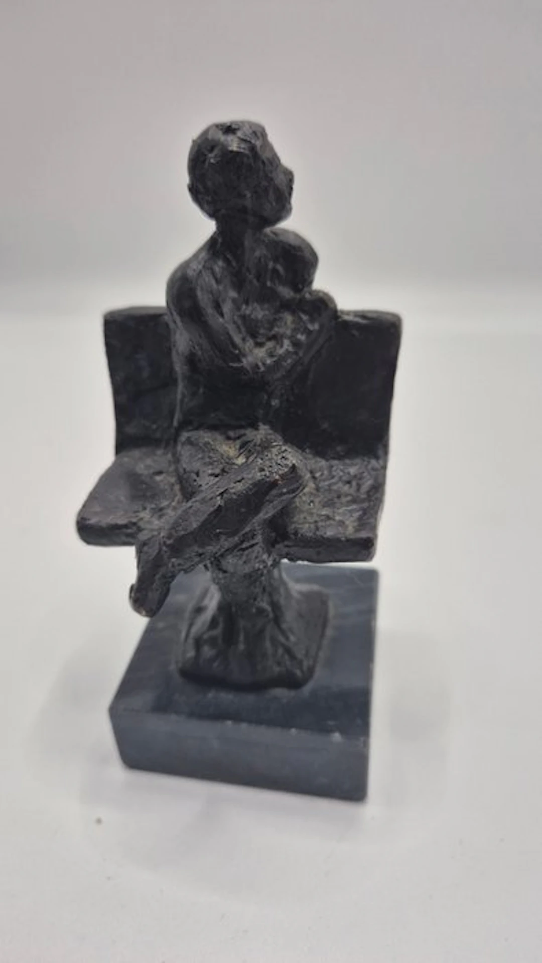 Marian Kievits - Sculpture, Man op bankje - 12 cm - Bronze, Marble