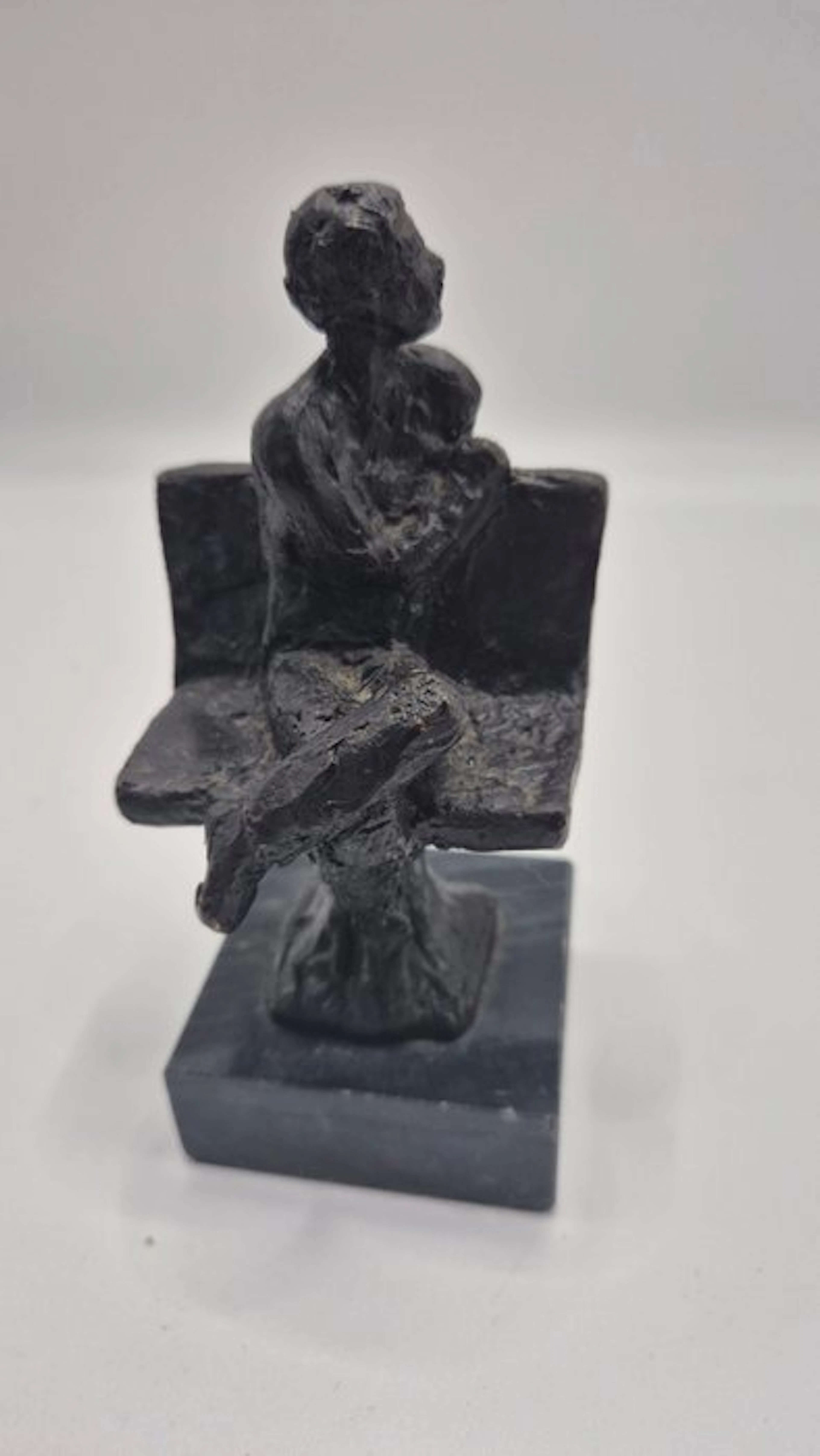 Marian Kievits - Sculpture, Man op bankje - 12 cm - Bronze, Marble