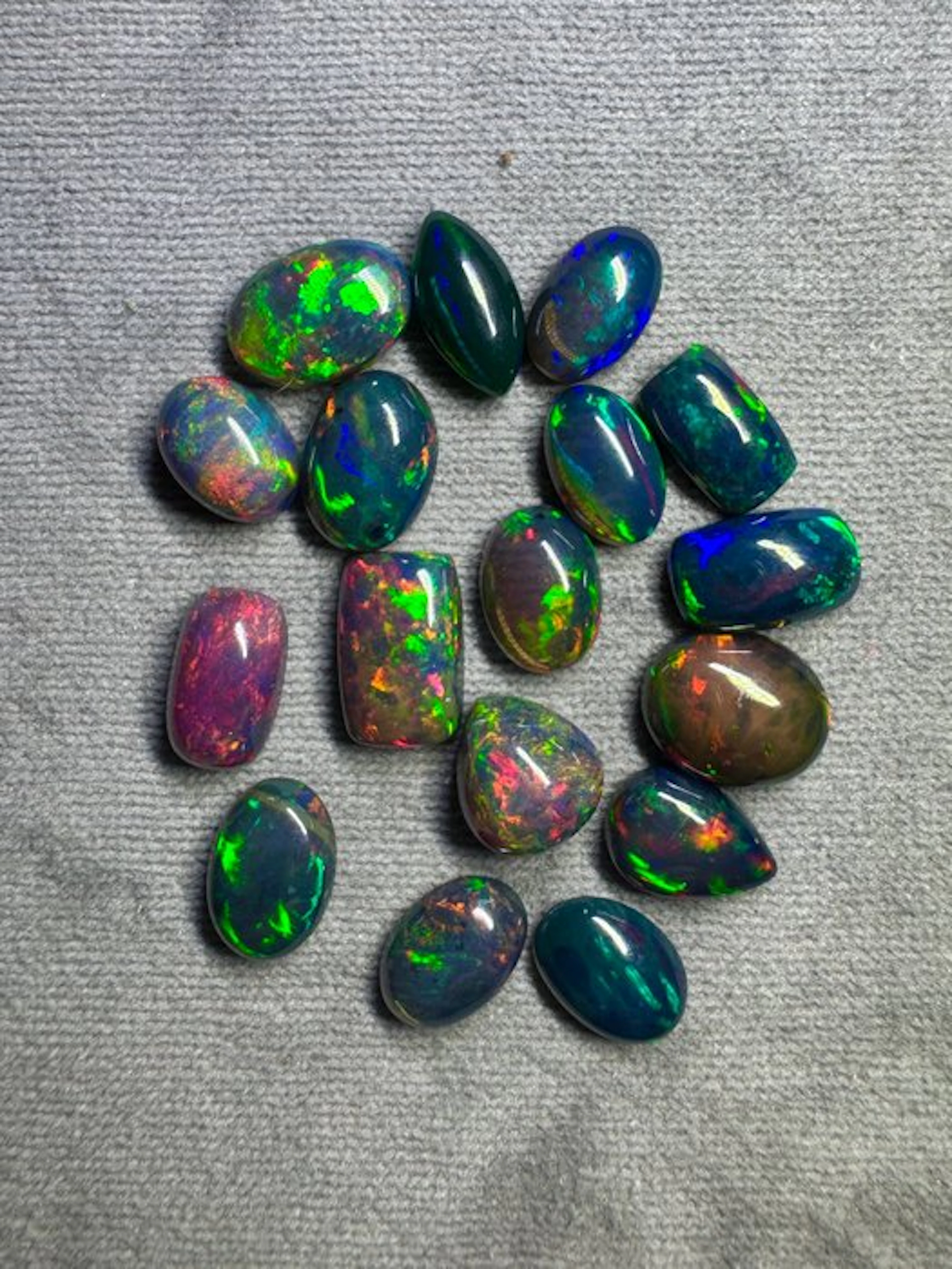 Lot of 17 natural Ethiopian black opals. 25.00 carats. Cabochons- 5 g - (17)