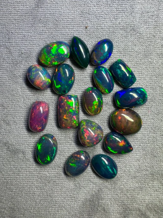 Lot of 17 natural Ethiopian black opals. 25.00 carats. Cabochons- 5 g - (17)