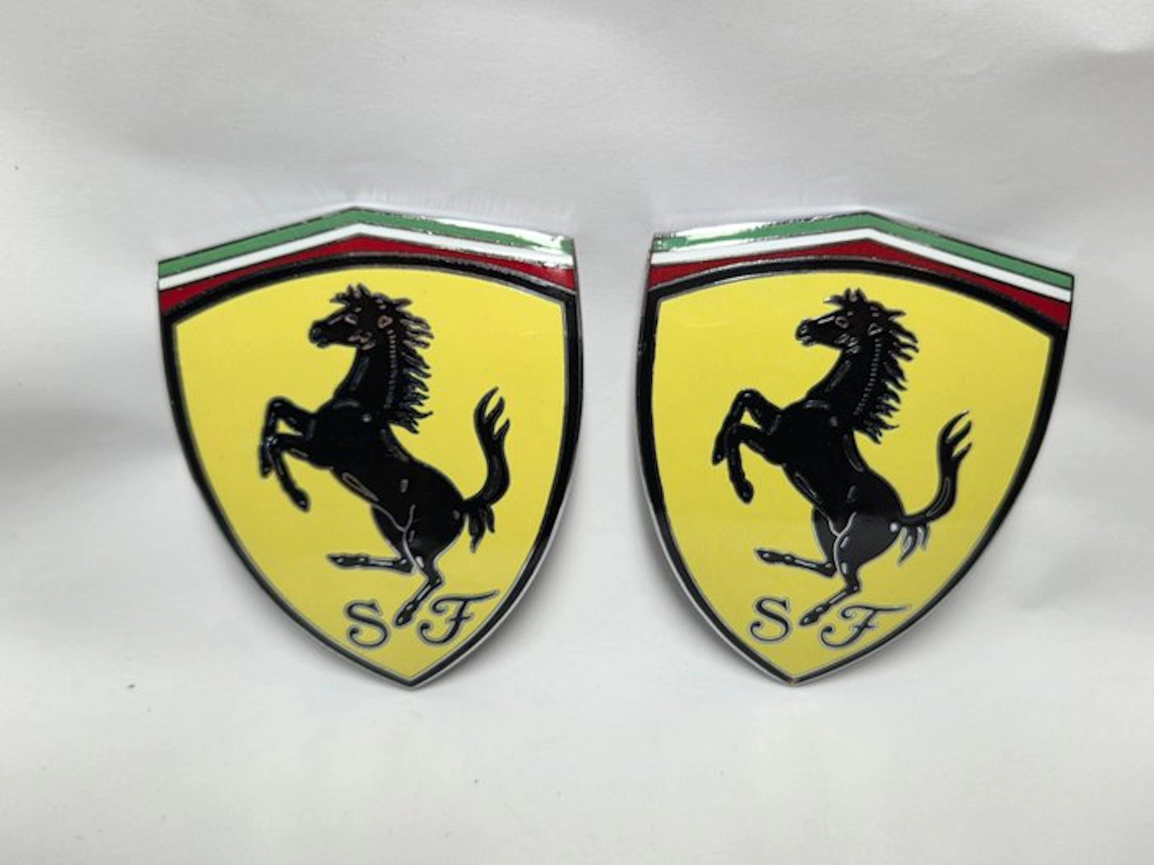 Car part - Ferrari - n.2 SCUDETTI FERRARI ORIGINALI...