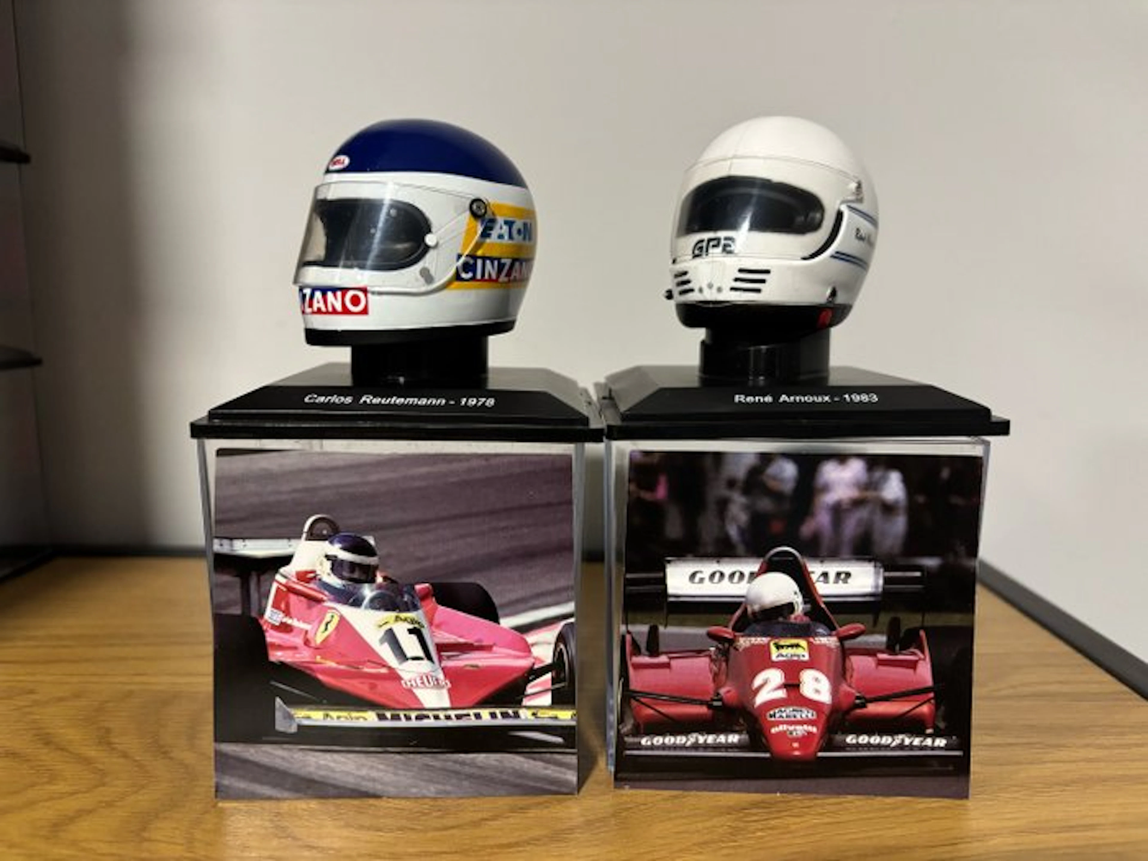 Spark 1:5 - Model race car (2) - Ferrari Helmets Drivers...