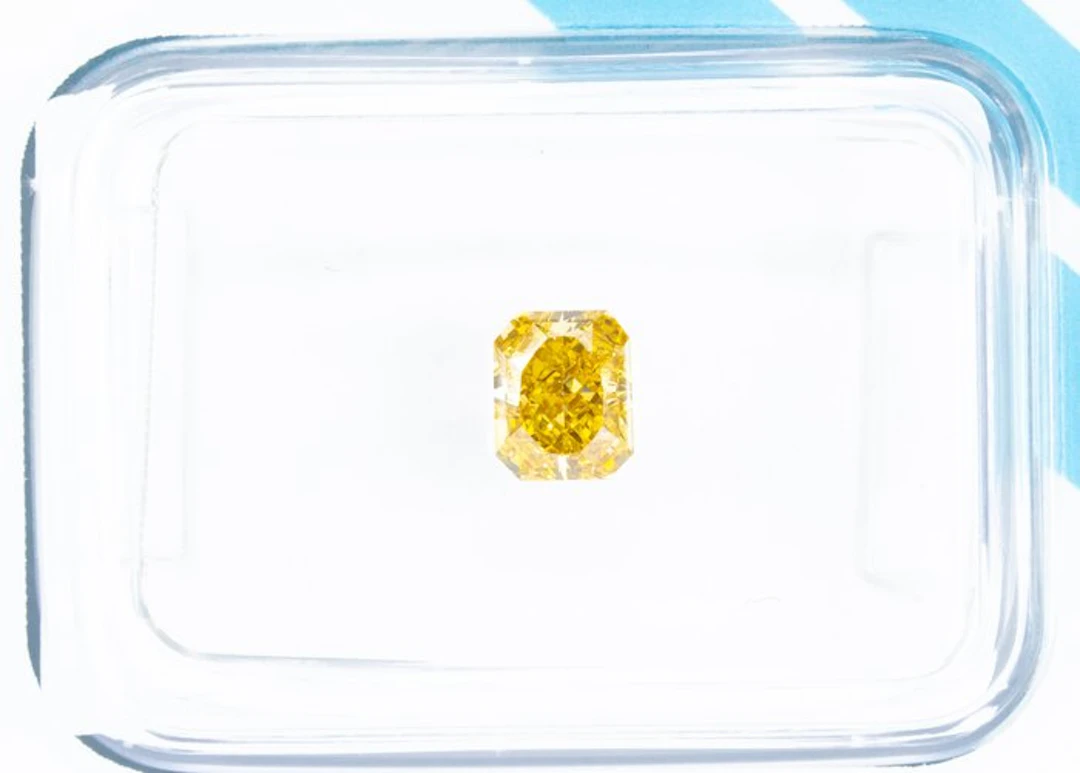 No reserve price - 1 pcs Diamond (Natural coloured)...