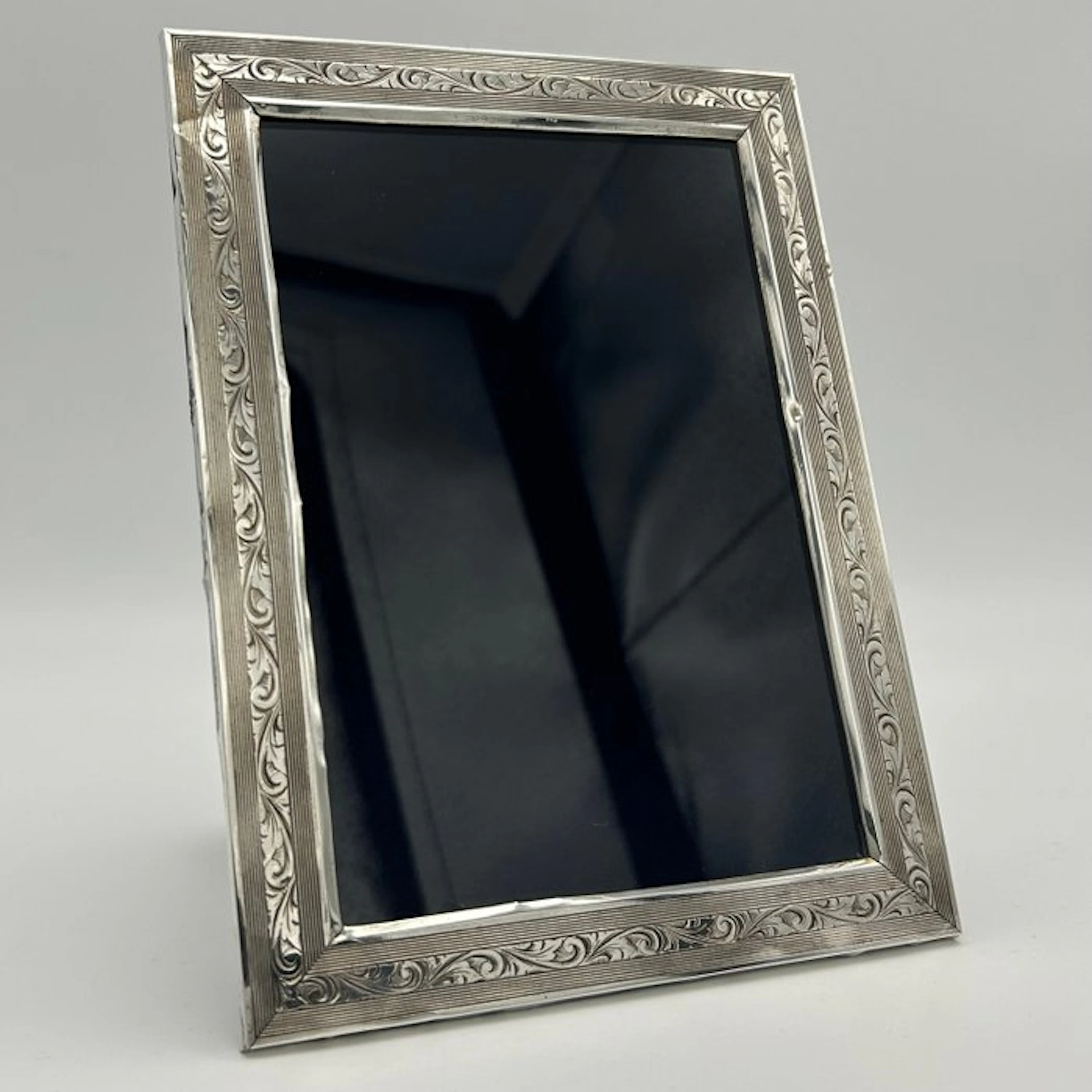Politi Mario - Manifattura italiana - Frame- hand-engraved - .800 silver