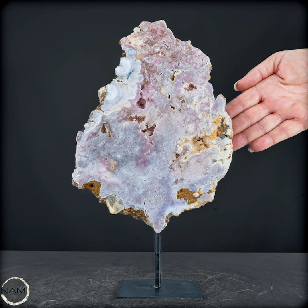 Pink amethyst on stand from Brazil – Delicate elegance...