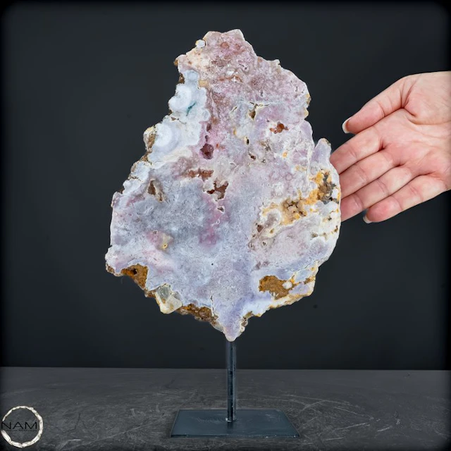 Pink amethyst on stand from Brazil – Delicate elegance...