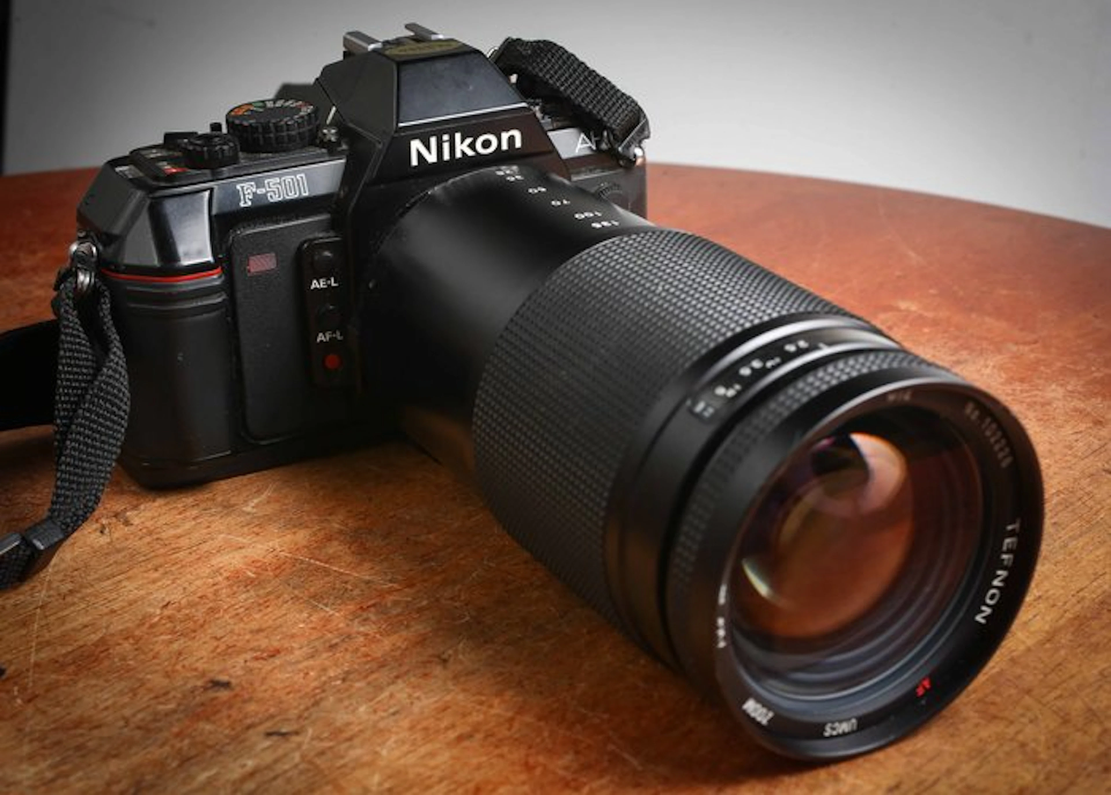 Nikon F-501 lens Tefnon 28-200 mm 3,5-5,6 Analogue camera