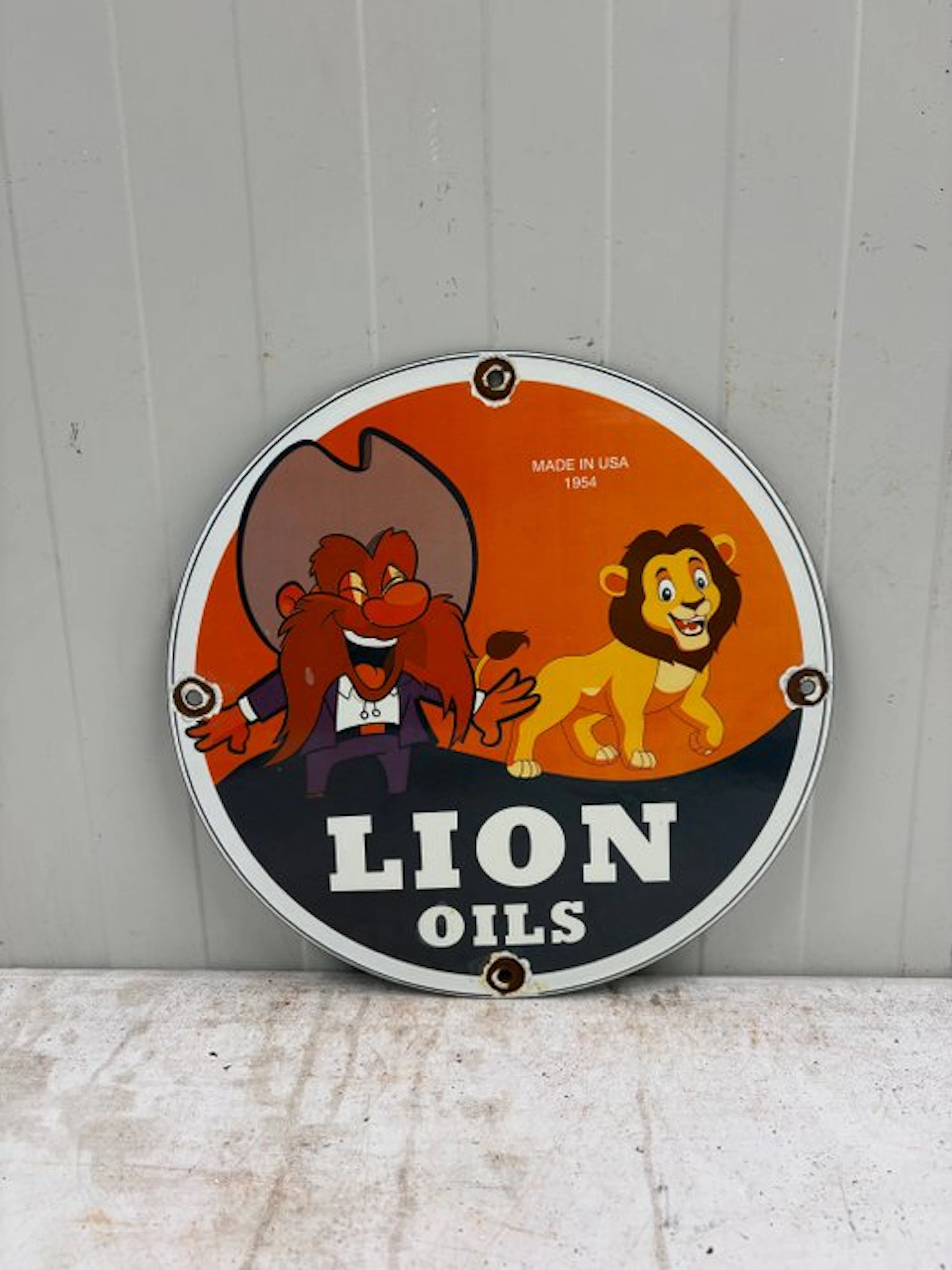 Lion Oils – Emaille Reclamebord met Leeuw & Westernfiguur - Enamel