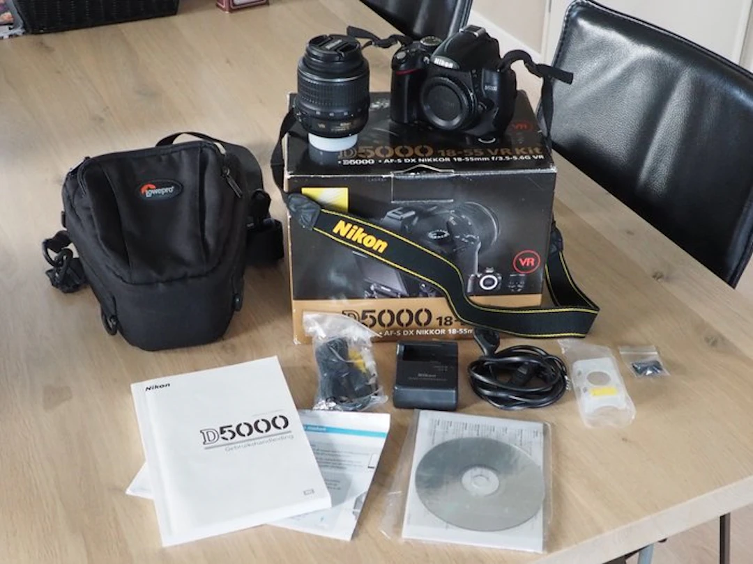 Nikon D5000 + 18-55mm VR Digital reflex camera (DSLR)