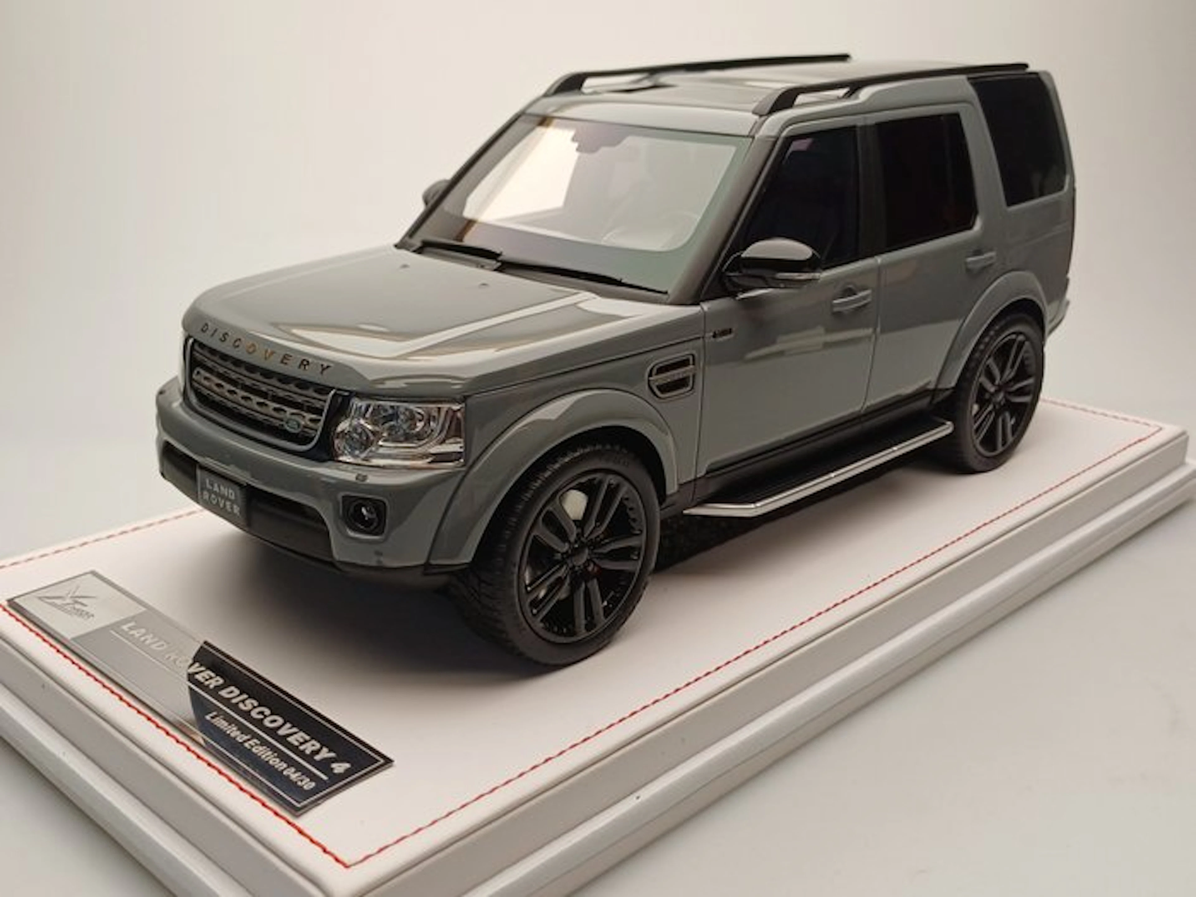 Ivy X-tailor 1:18 - Model car - Land rover Discovery 4 - Limited to 99 pieces.