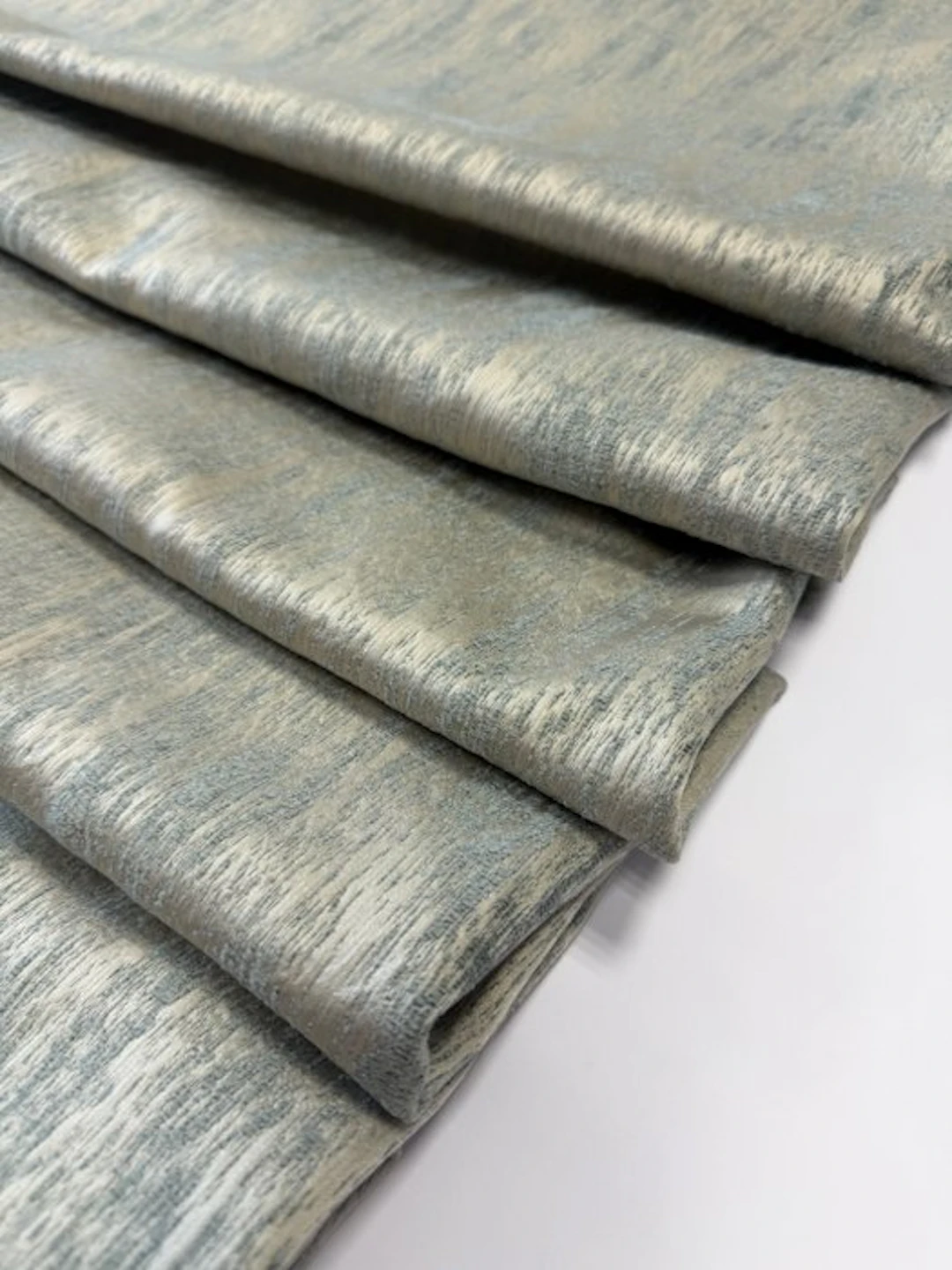 1719★Elegant and dramatic fabric with a vertically...