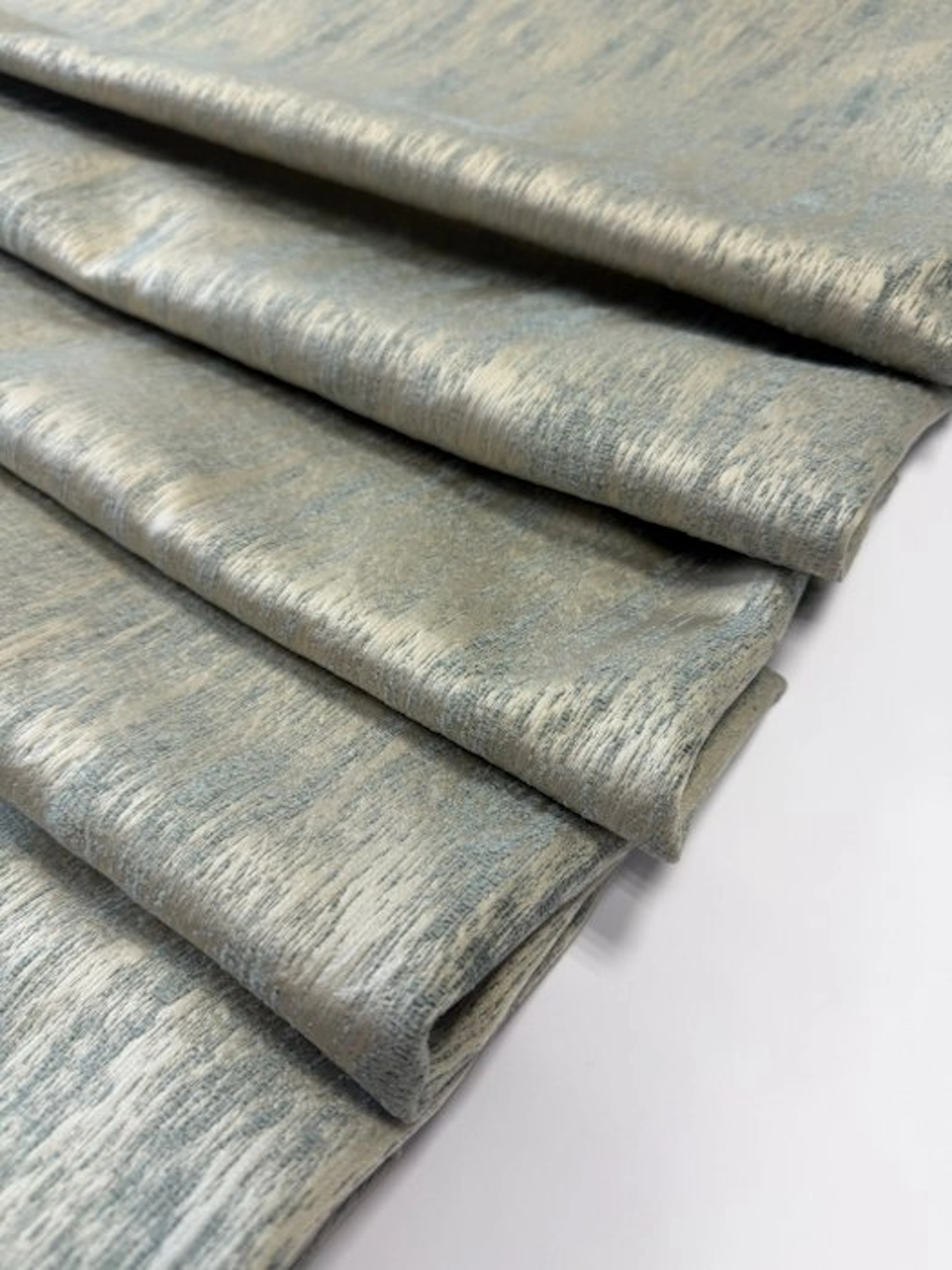 1719★Elegant and dramatic fabric with a vertically...