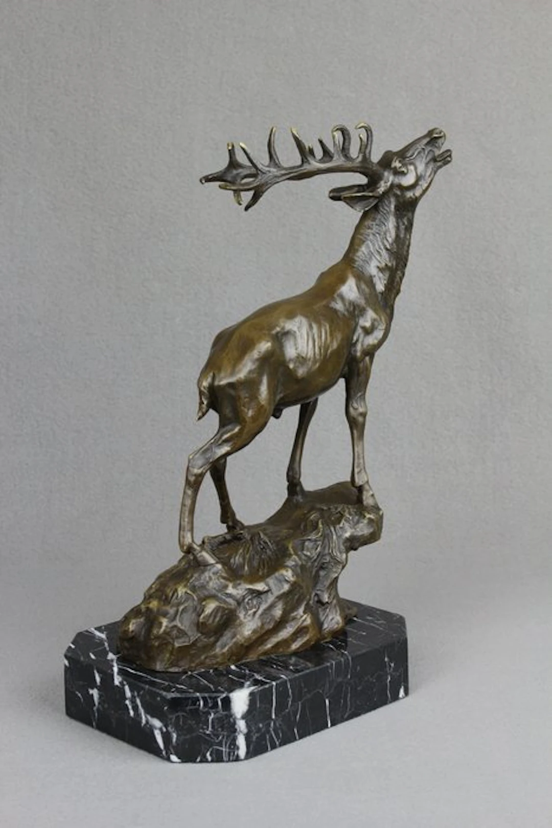 Milo (1910-1978) - Sculpture, Stag on Rock - 6,5 kg - 36 cm - Patinated bronze