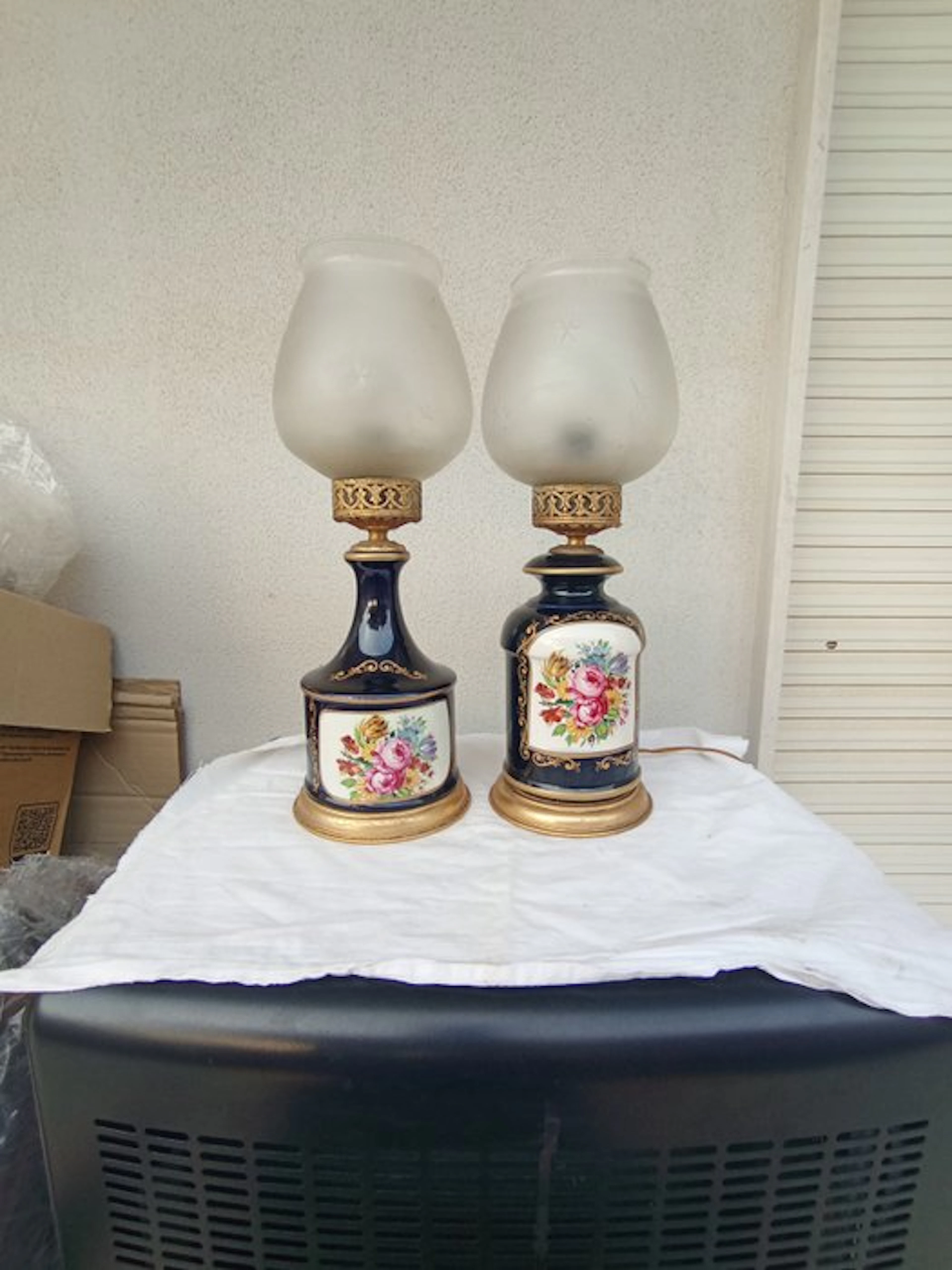 Sevres - Table lamp (2) - Porcelain, Glass, Metal, Gold plated