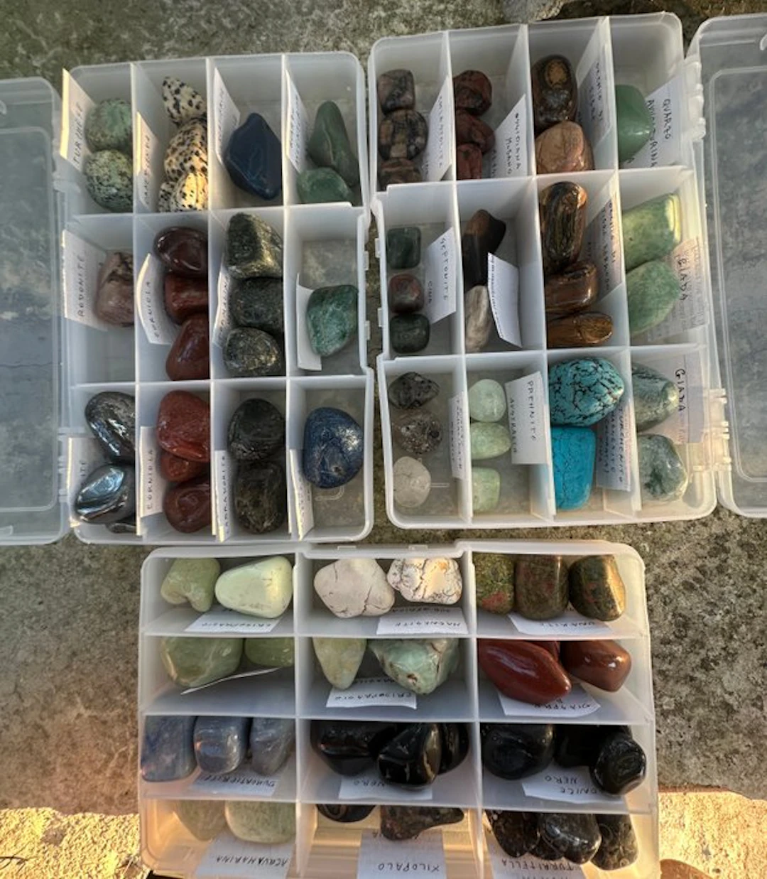 ROCKS AND VARIOUS MINERALS Tumbled- 2.6 kg - (85)