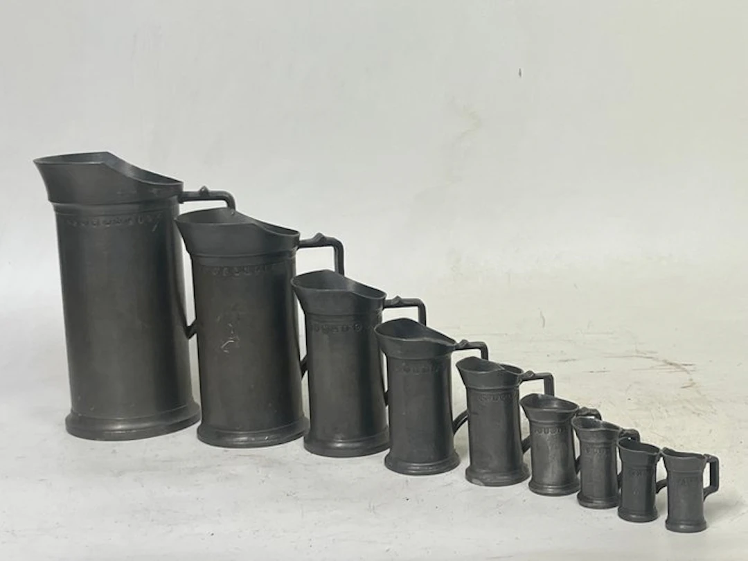 Working tool (9) - Set of tin measuring cups.