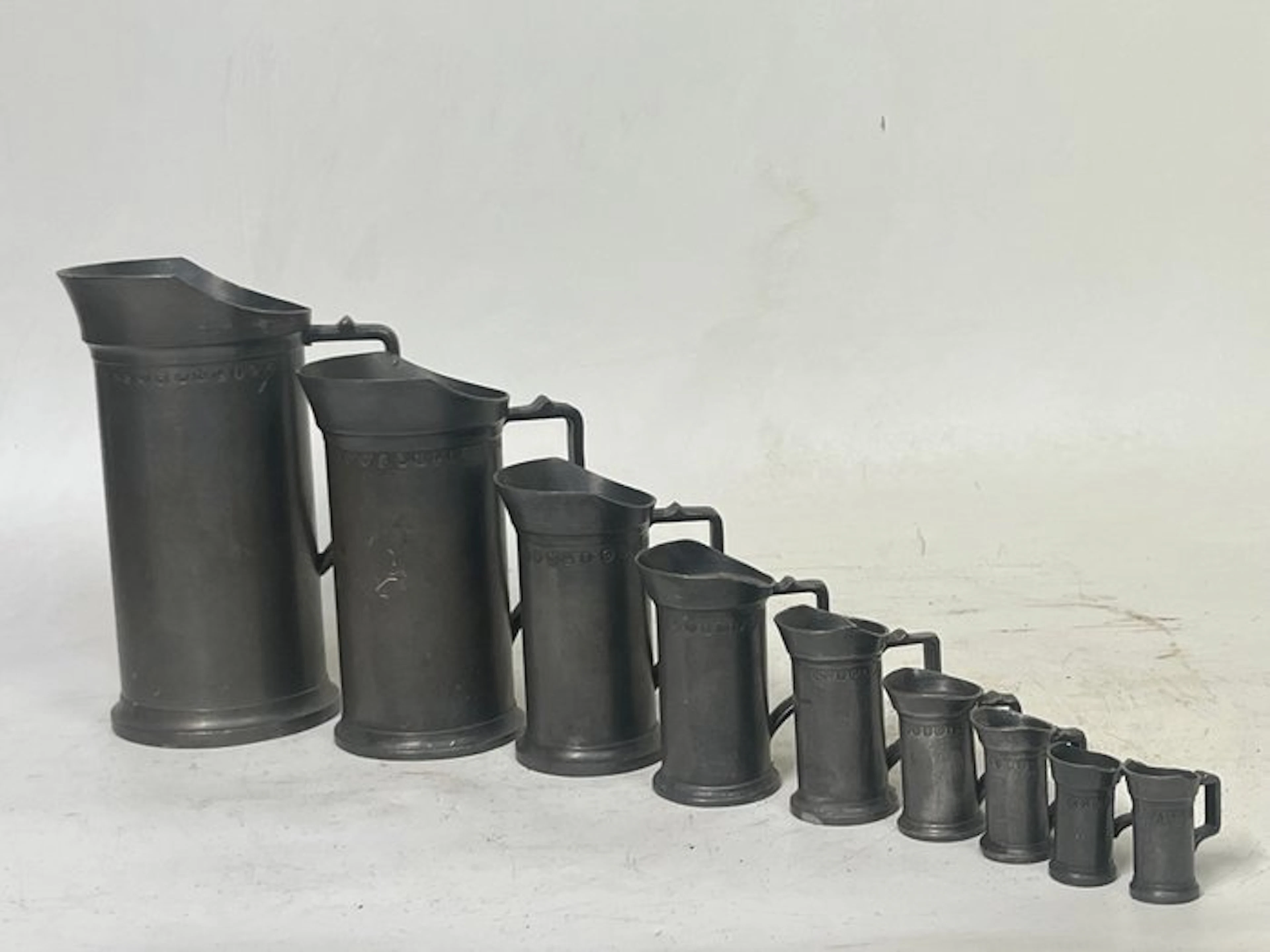 Working tool (9) - Set of tin measuring cups.