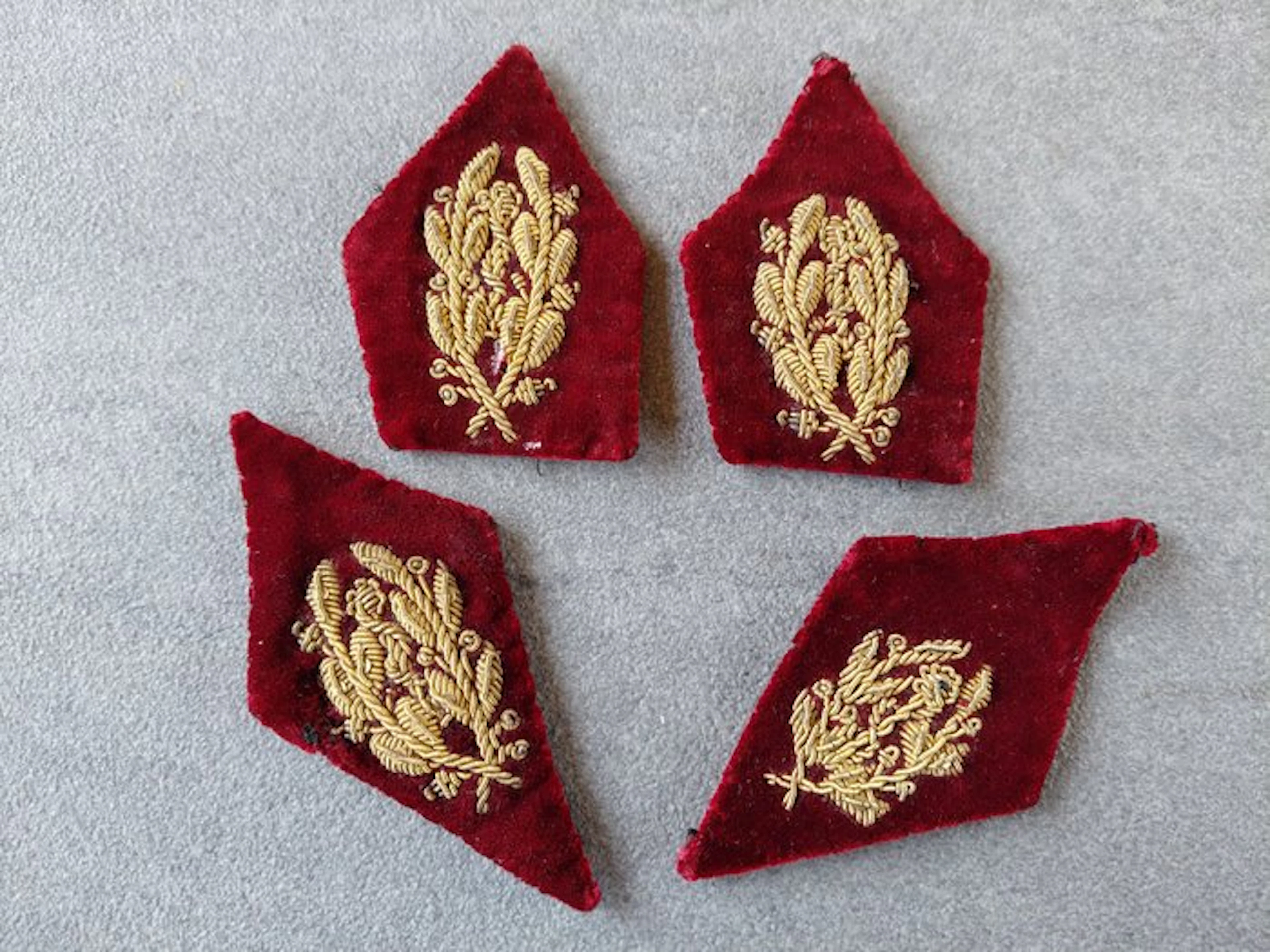 France - Military uniform - WW2 official collar badges of...
