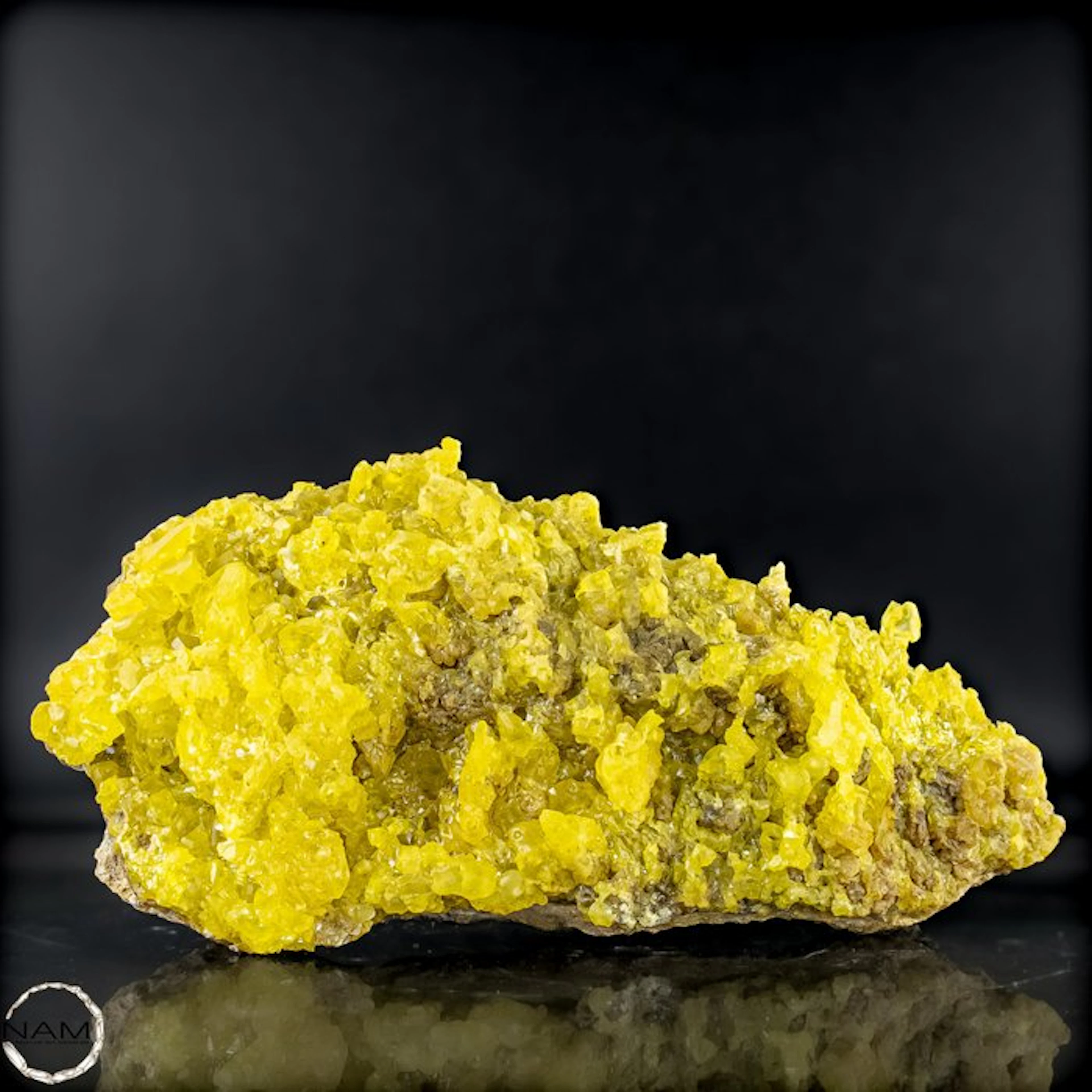 Natural sulfur crystal – Intensely glowing collector's...