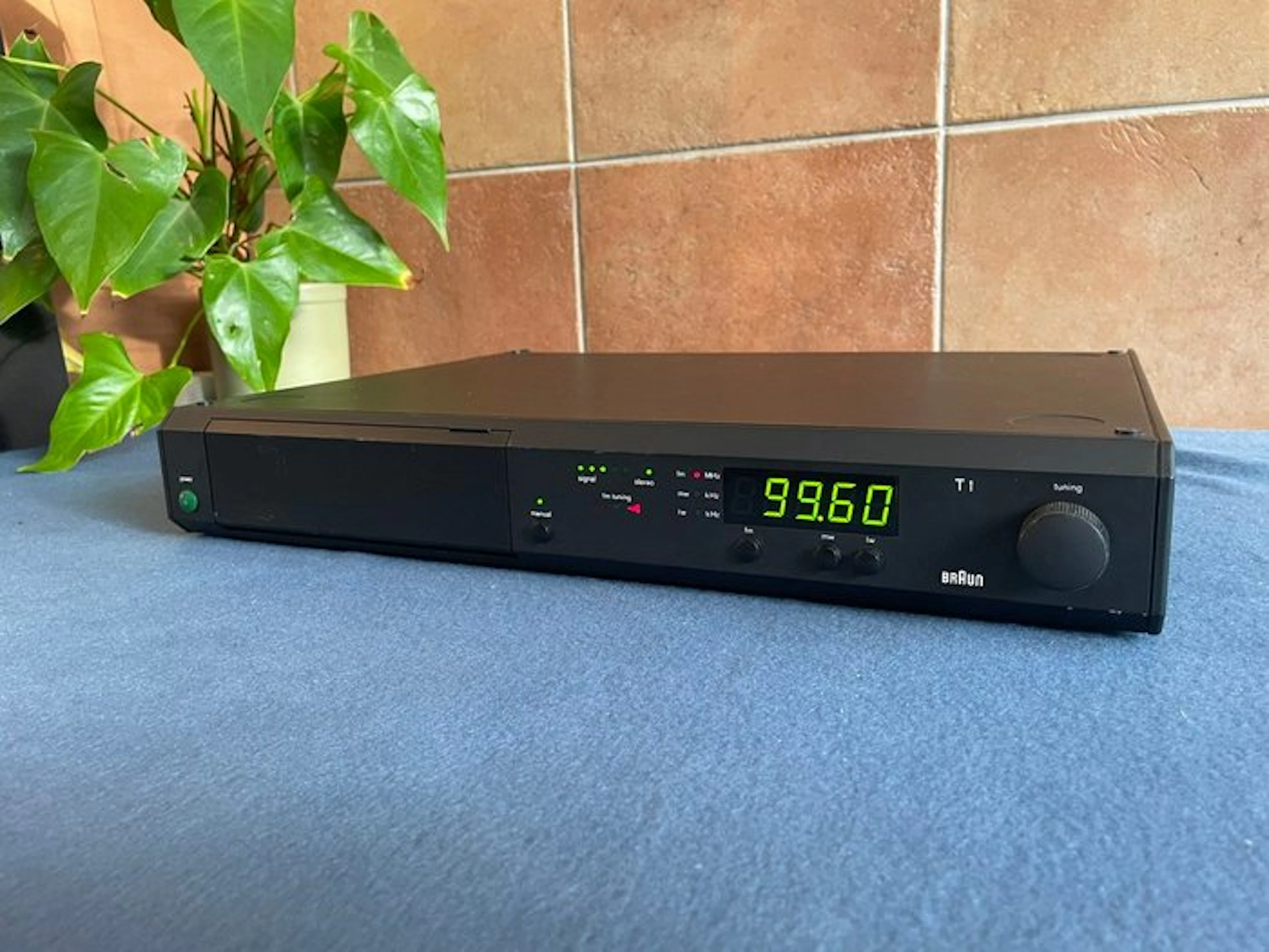 Braun - T-1 'Dieter Rams Design' / Stereo Synthesizer Tuner