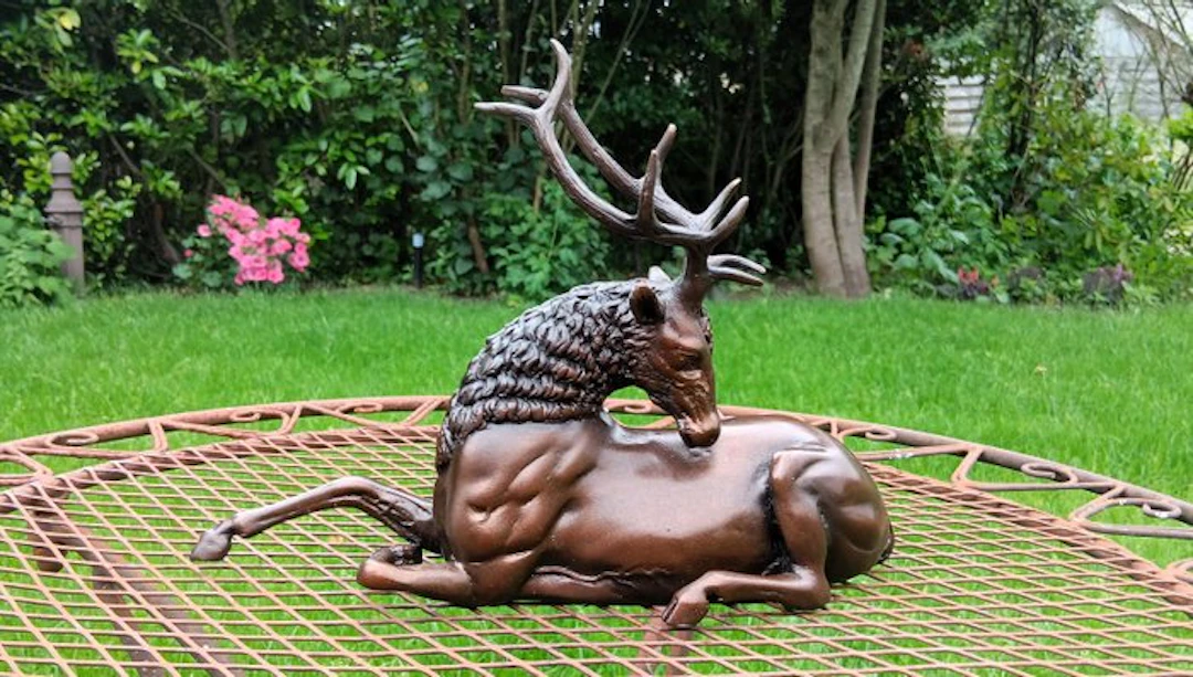 Tijdloze blikvanger - Sculpture, Brons liggend hert - 22 cm - Bronze
