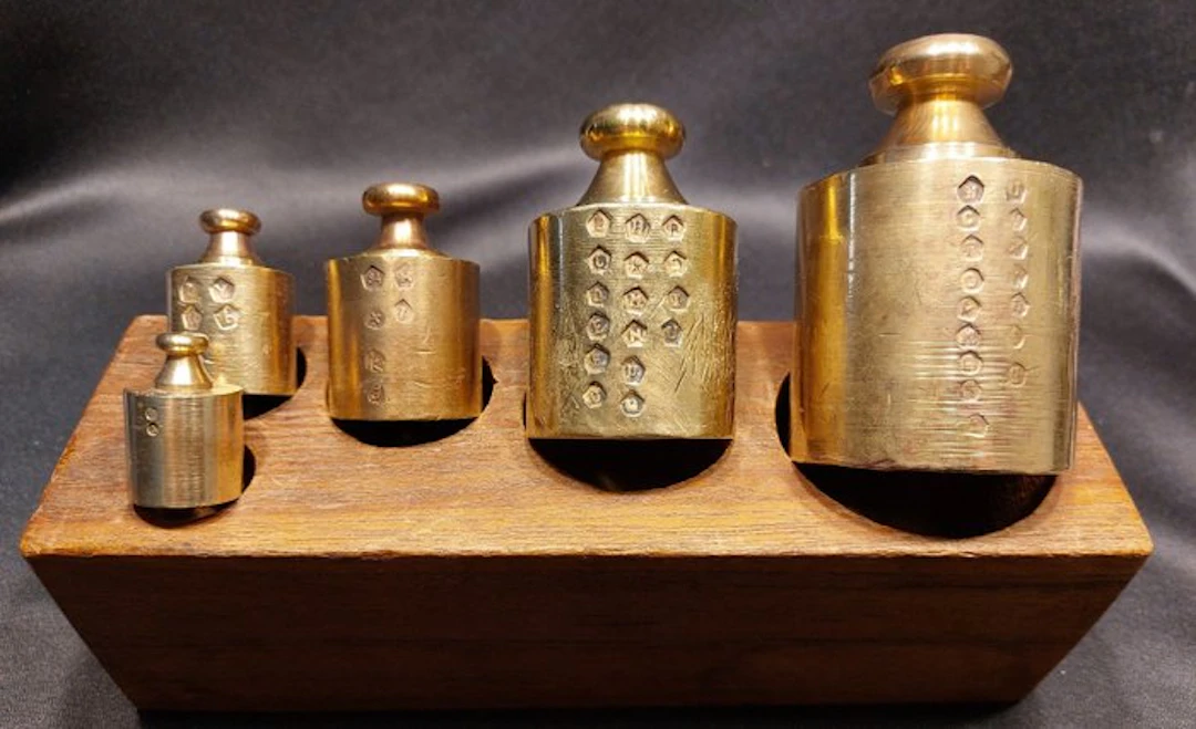Antique 6-piece set of balance weights – calibrated –...