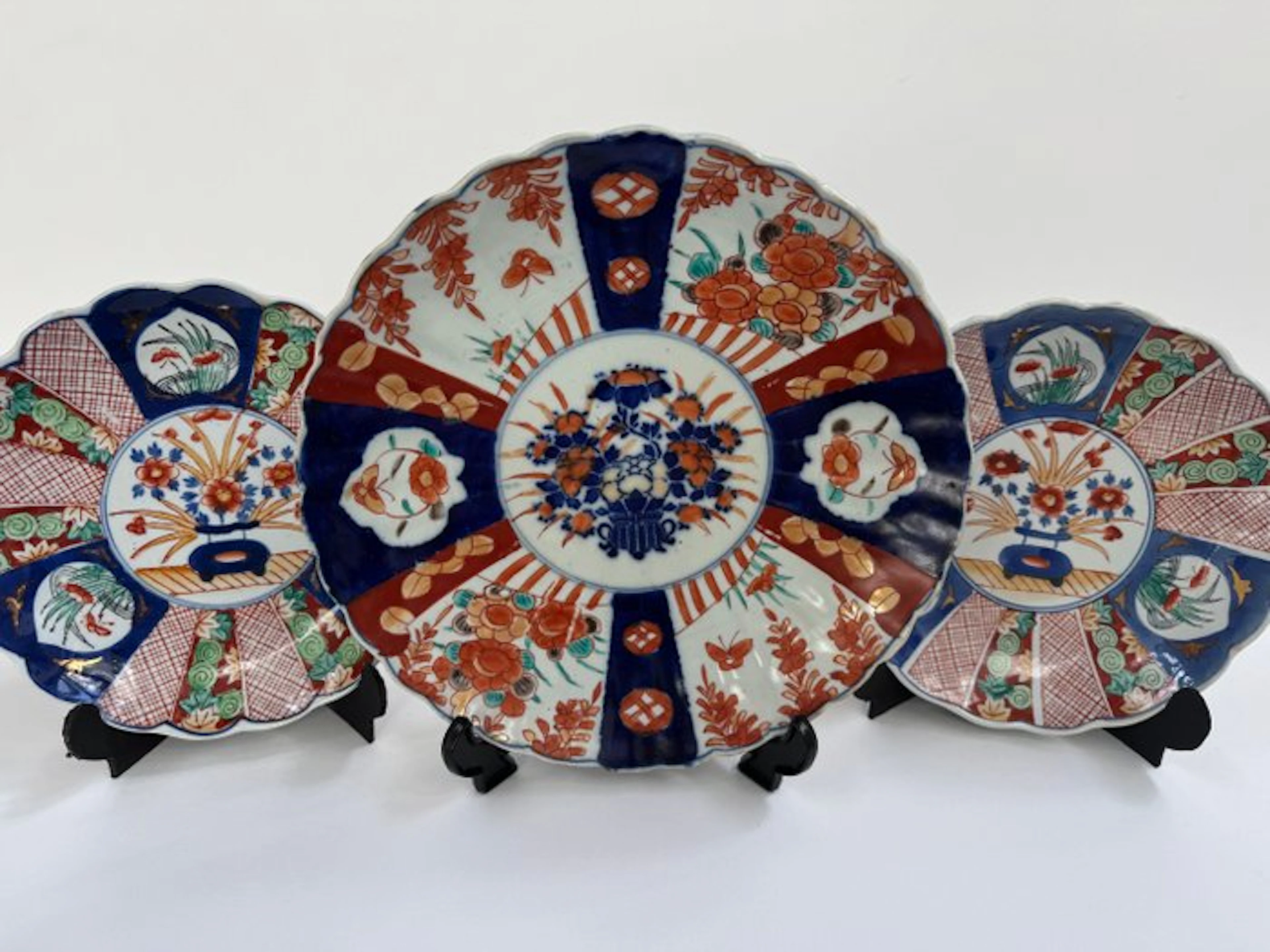 Charger plate (3) - Porcelain - Meiji Period Imari