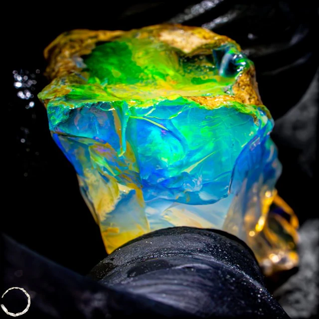 Transparent crystal opal with fascinating neon reflections 70.6 ct- 14.12 g