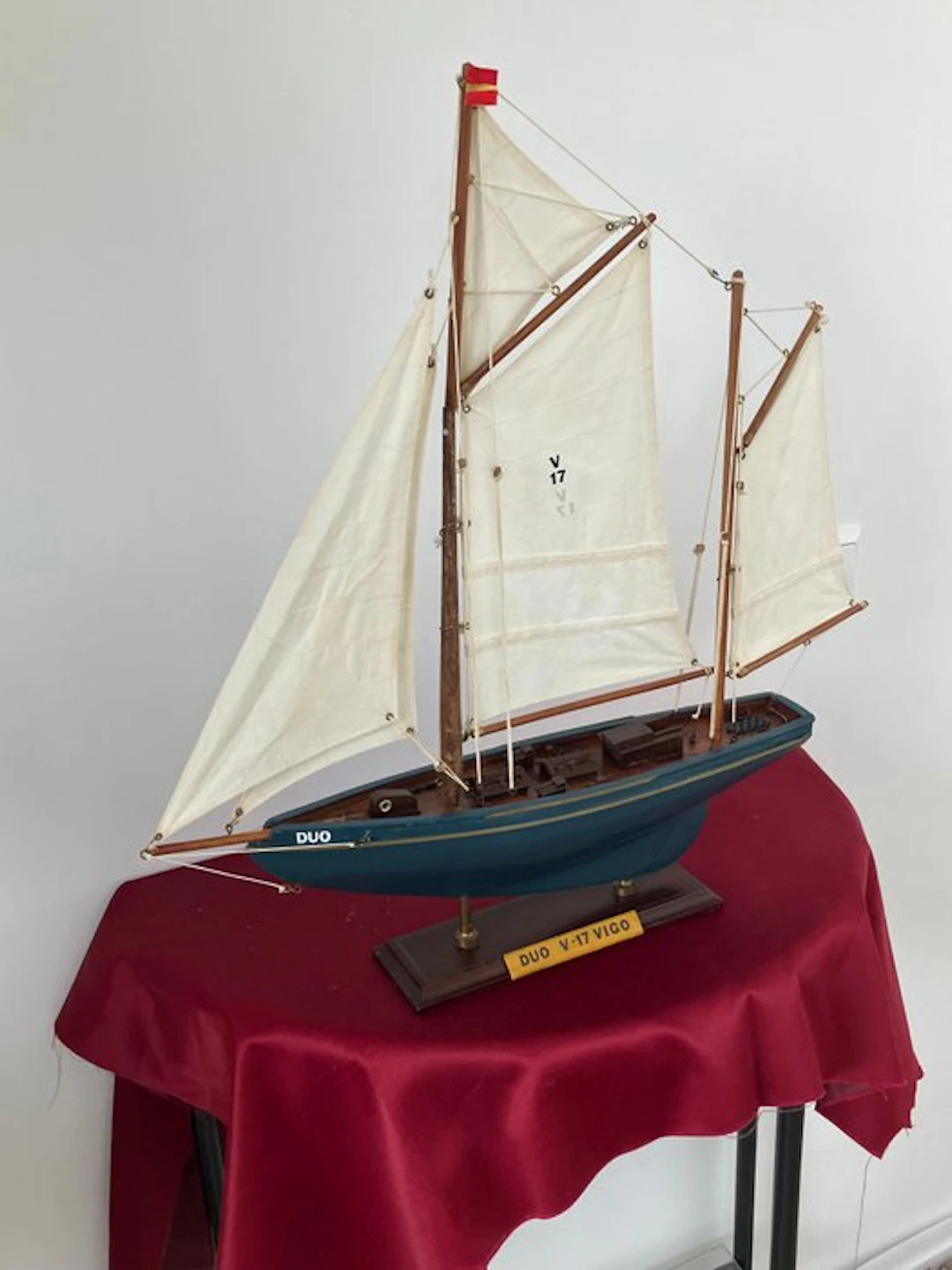 Maritime object - zeiljacht Duo. V17 uit Vigo - Wood, Cotton
