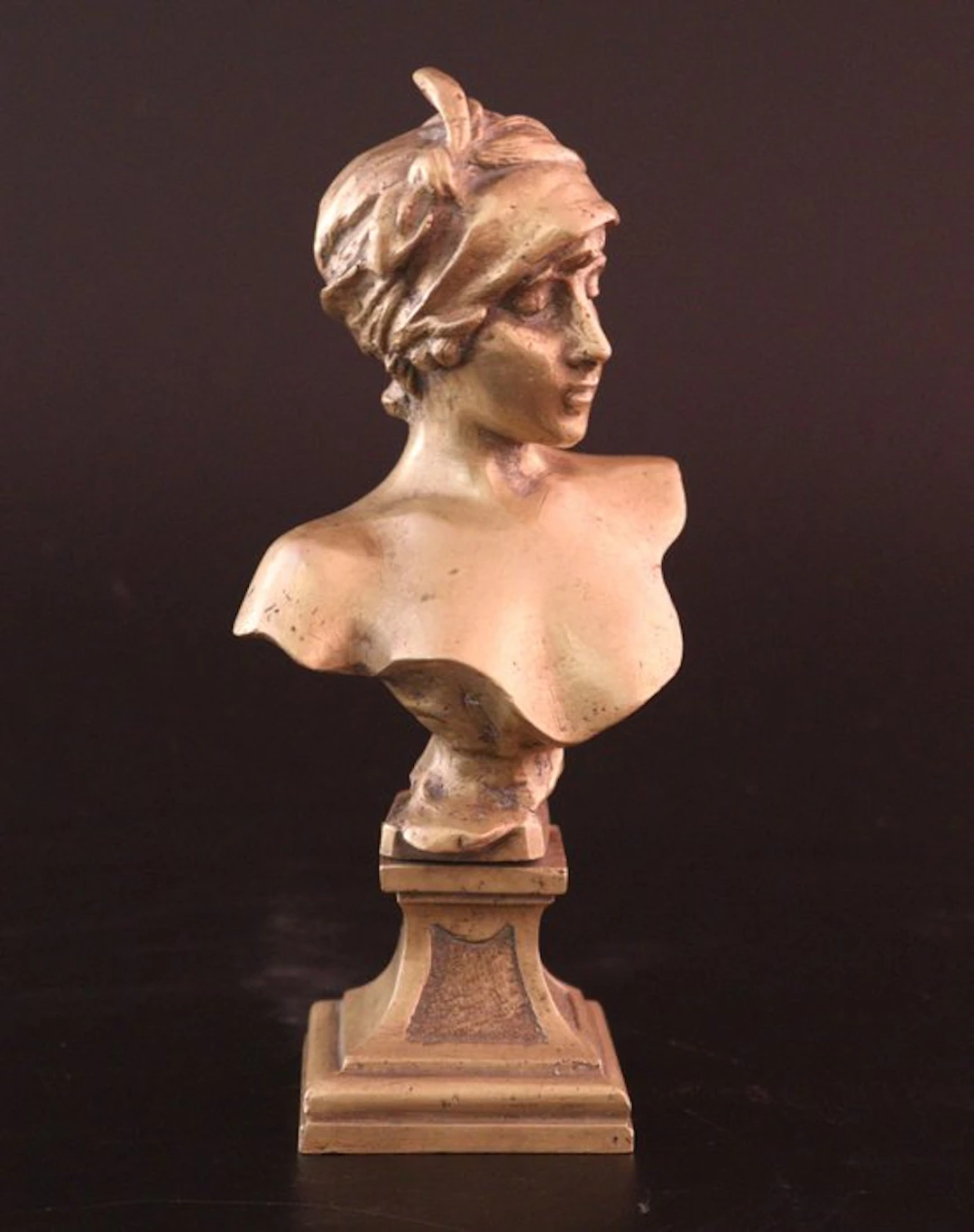 Naar Emmanuel Villanis - Sculpture, Buste van een jonge vrouw - 17 cm - Bronze