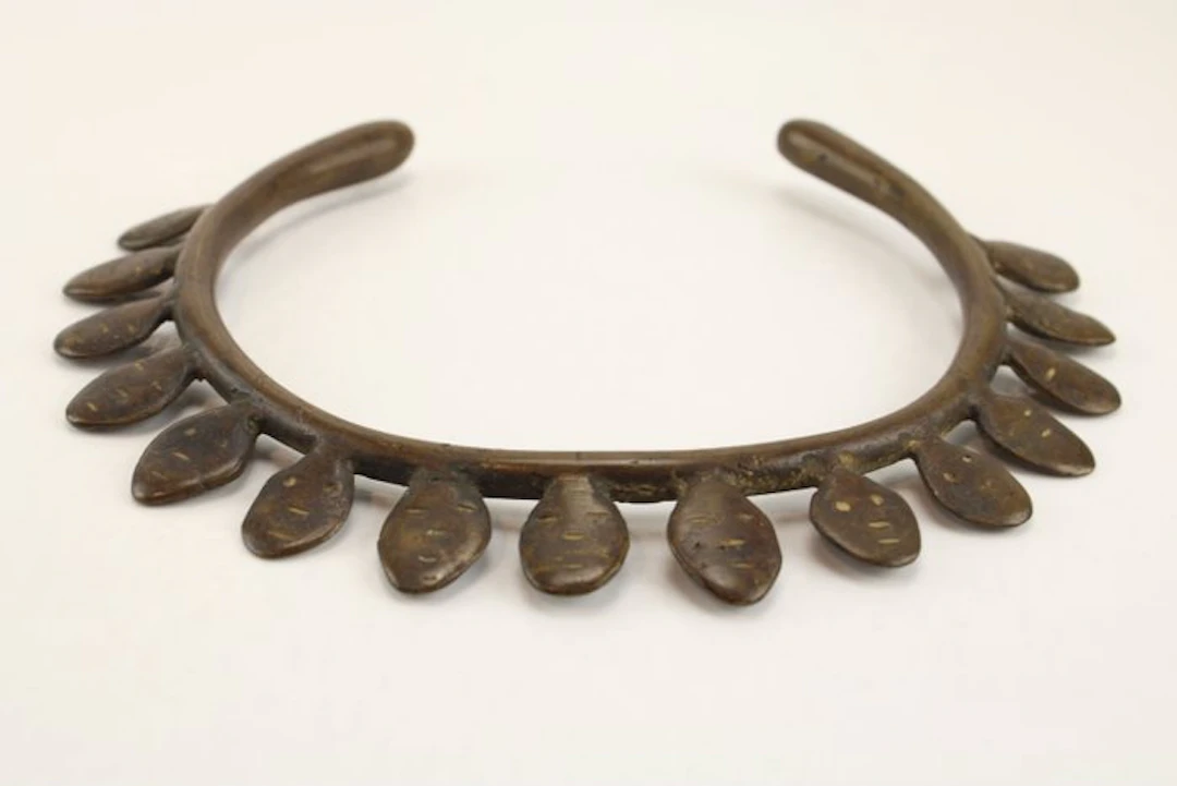 Konyak bronze Headhunter's 15-heads open neck torque...