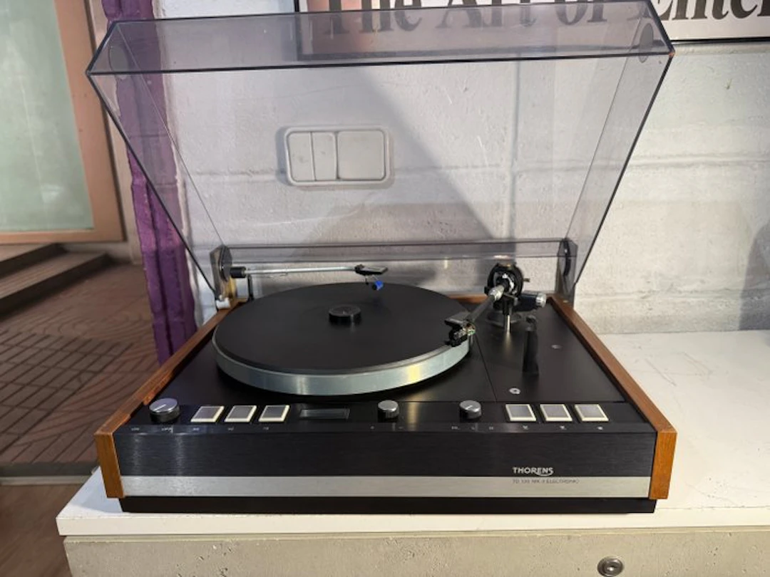 Thorens - TD 126 MK II 3-Speed Belt-Drive Electronic Transcription Turntable