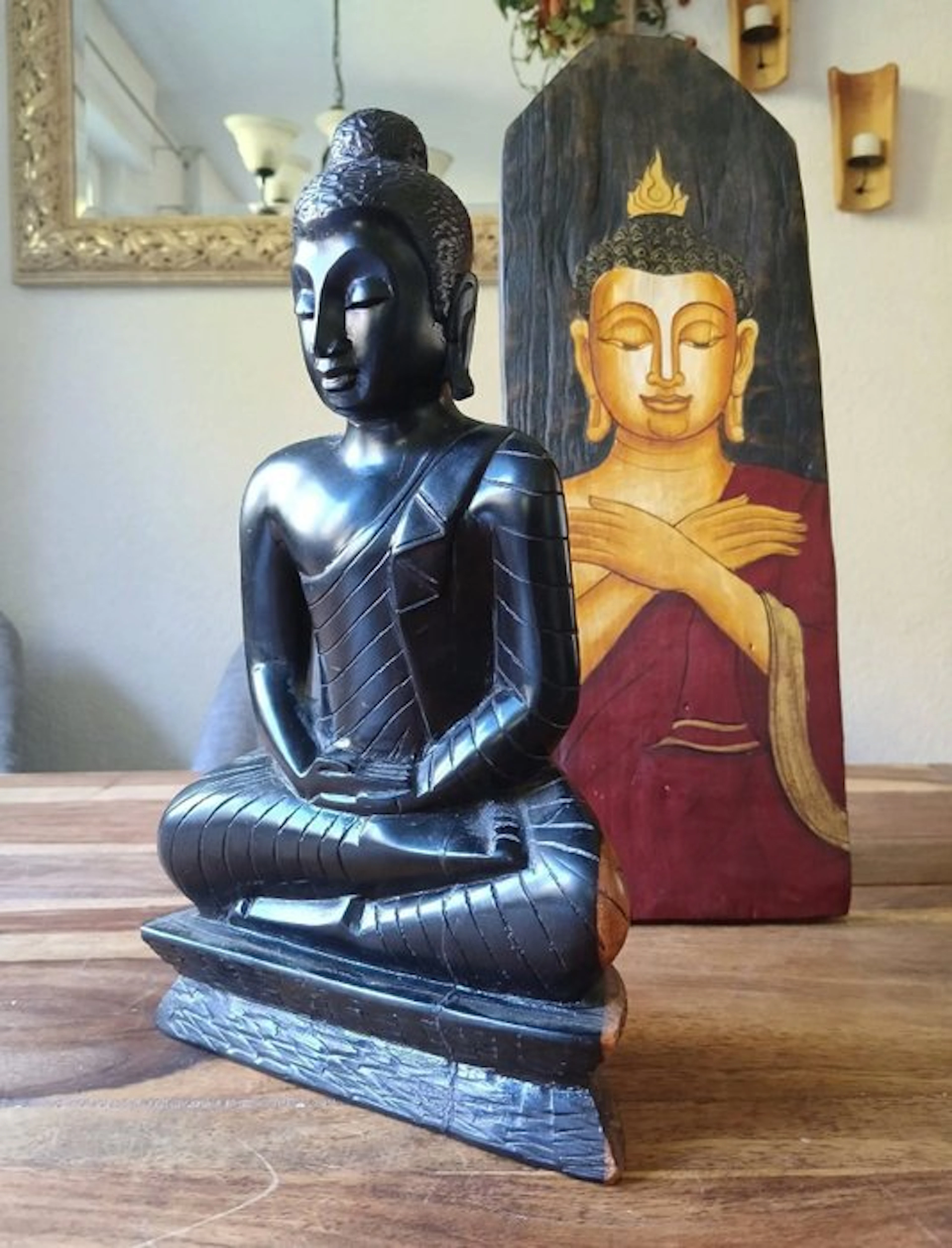 Sitzender Buddha aus Hartholz mit bemalter Holztafel – 20