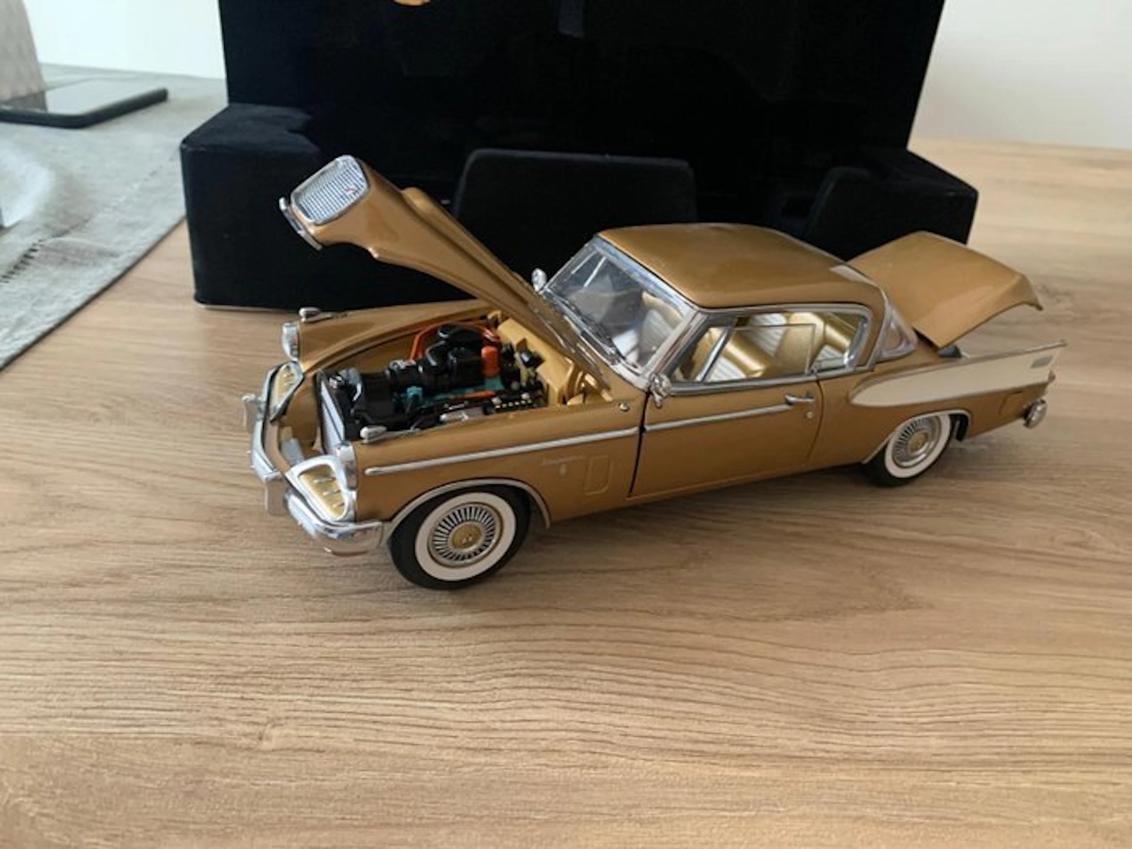 Road Signature 1:18 - Model car - Studebaker Golden Hawk (1958)