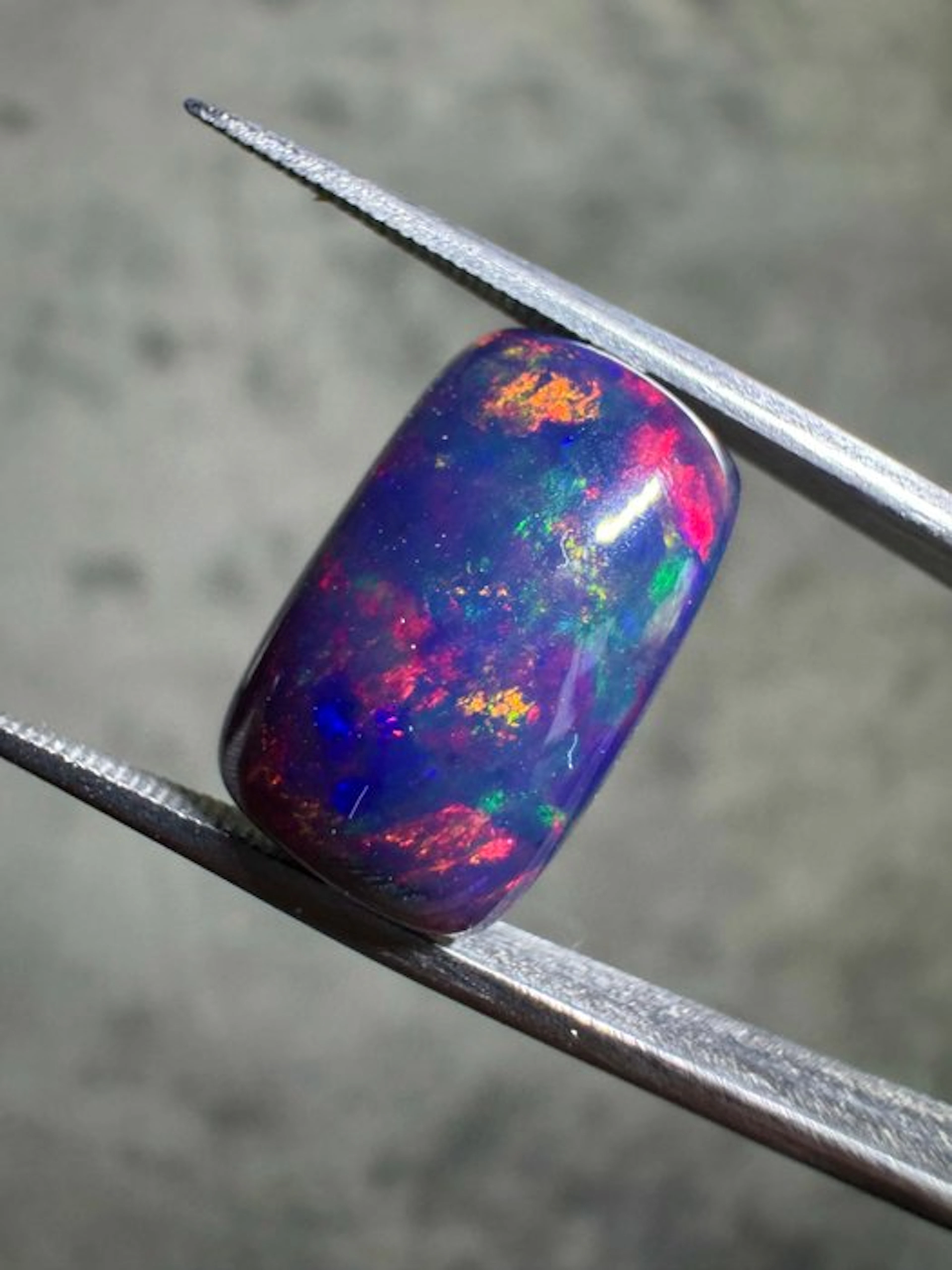 Natural Ethiopian black opal - 4.37 carats Cushion-shaped cabochon- 0.87 g