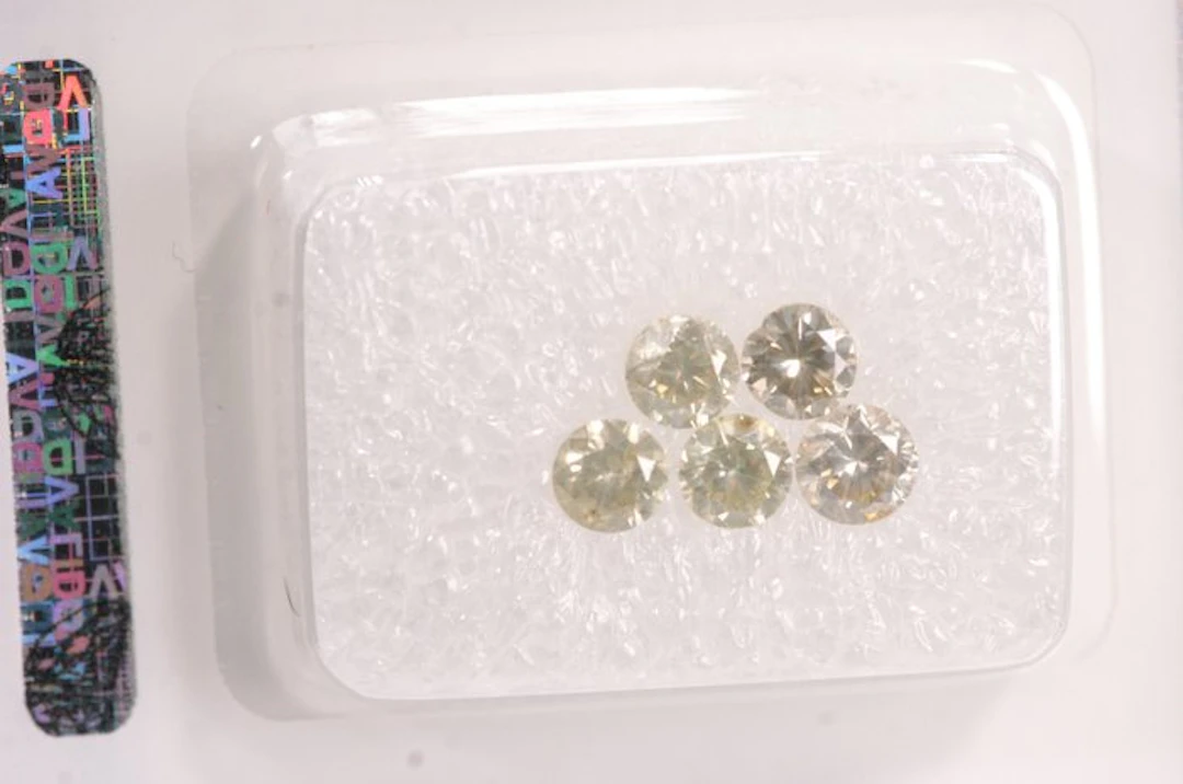 5 pcs Diamond (Natural coloured) - 0.88 ct - Round - Faint