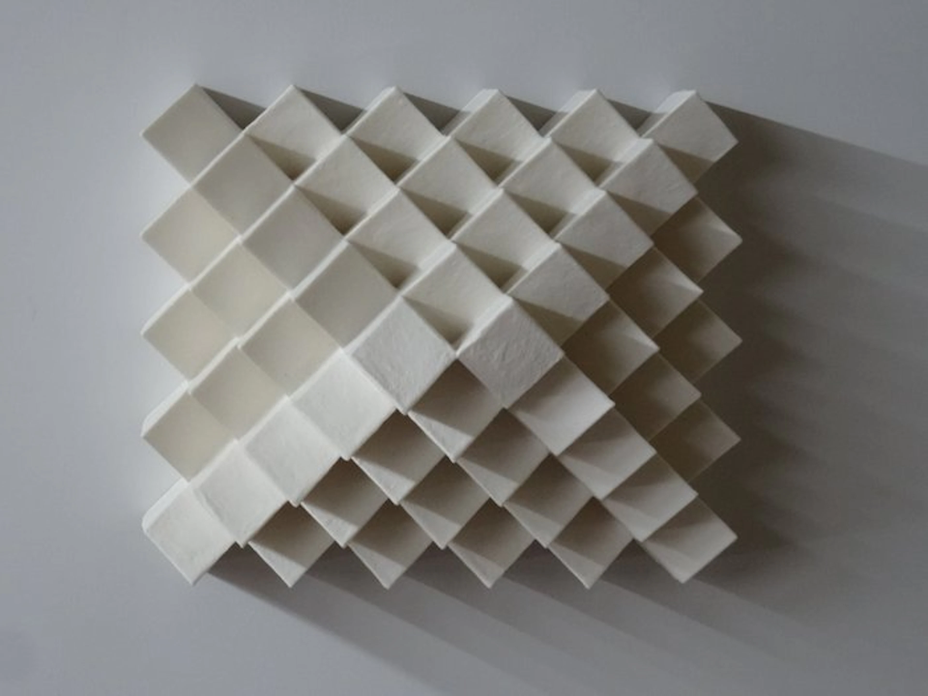 Hans Meeuwsen - 2026 - 85 wit minimalistisch wandrelief