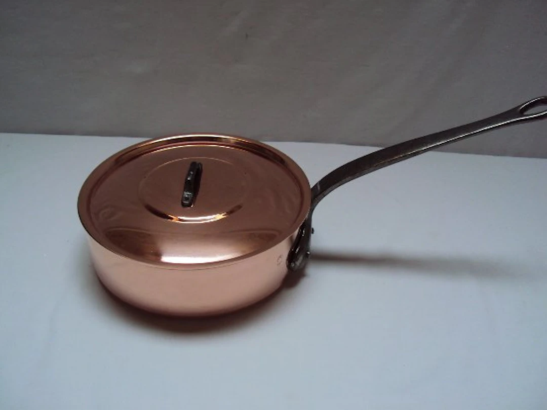 Grande casserole (sauteuse) professionnelle et son couvercle - Saucepan