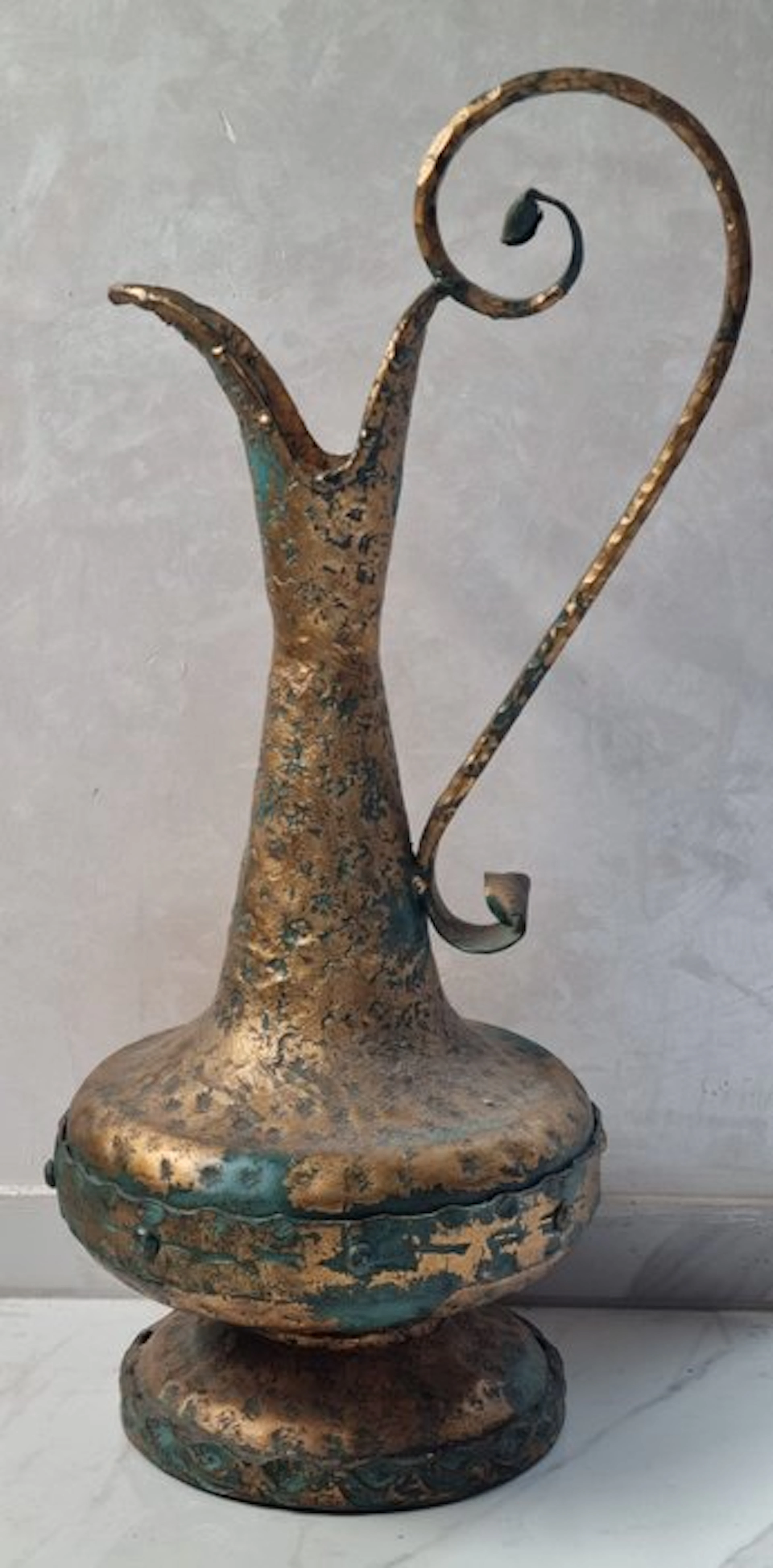 Vase - Dekorative Messingkanne – Antiker Krug mit Patina - messing, Metal