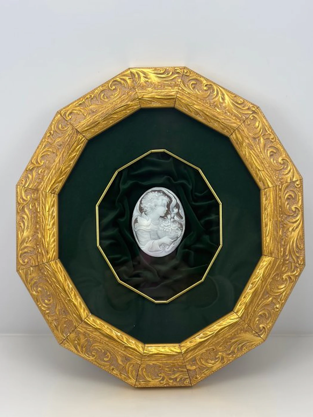 Cassis madagascariensis - Cameo - Hand-engraved cameo