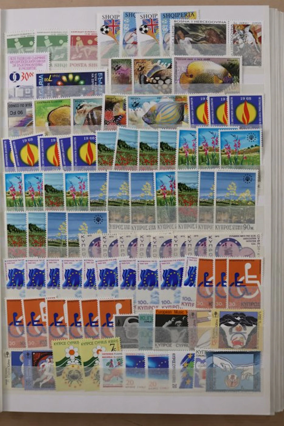 World 1880/2000 - Inventory in two stock books