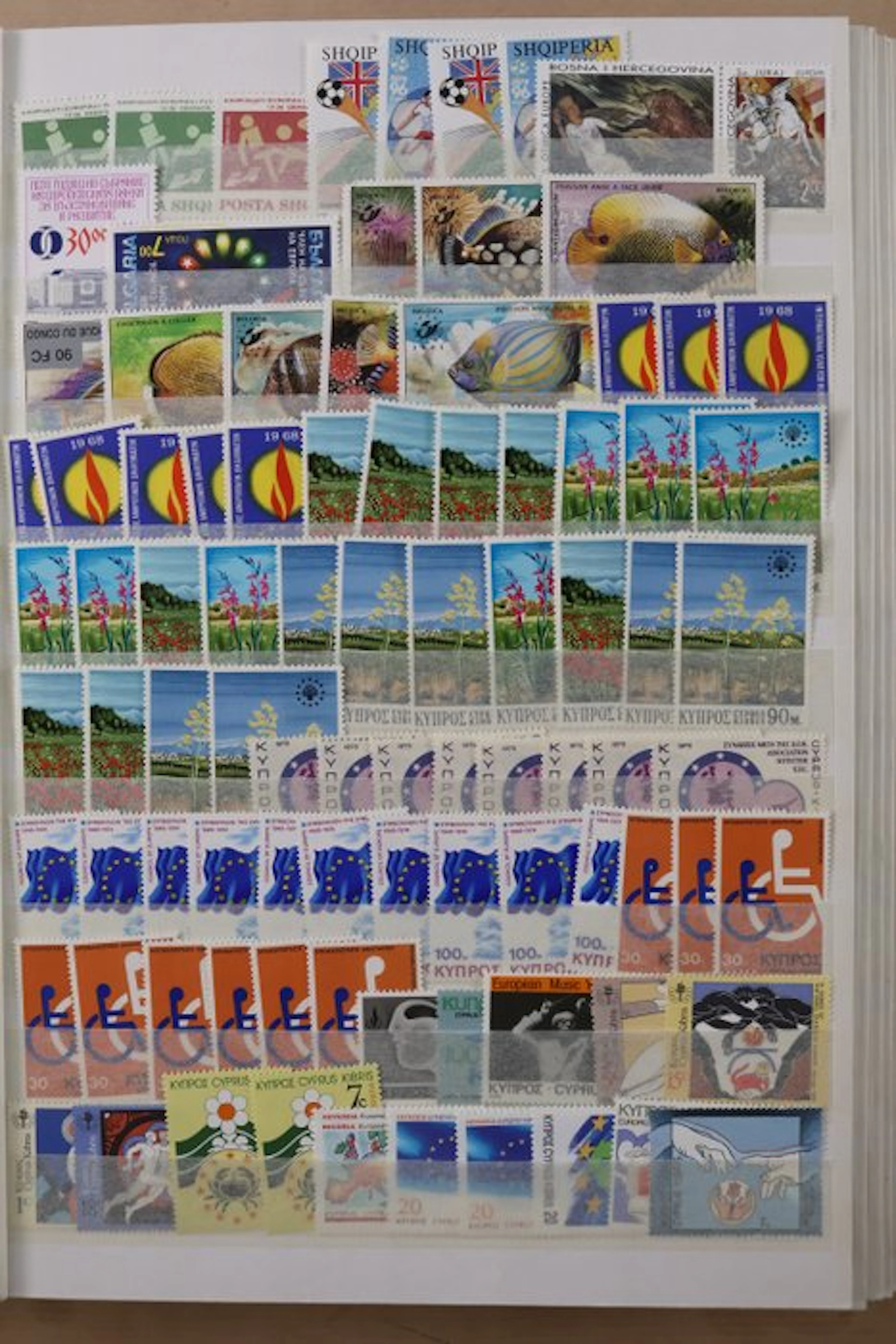 World 1880/2000 - Inventory in two stock books