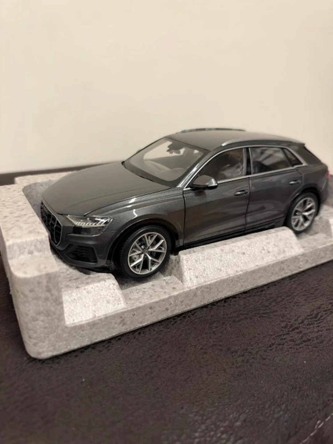 Audi Promotional 1:18 - Model car - Audi Q8