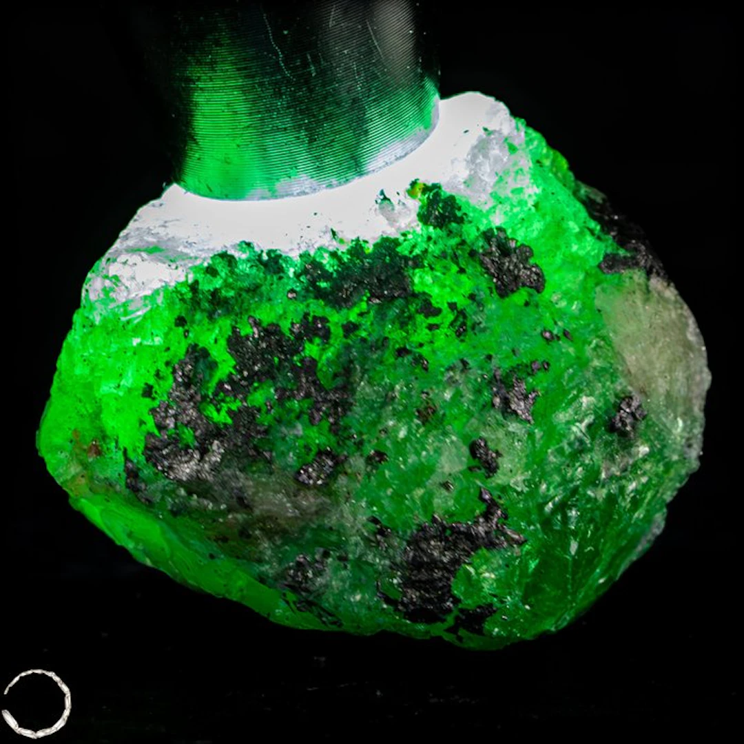 Natural top-quality Tsavorite crystal from Tanzania. 89.55 ct- 17.91 g