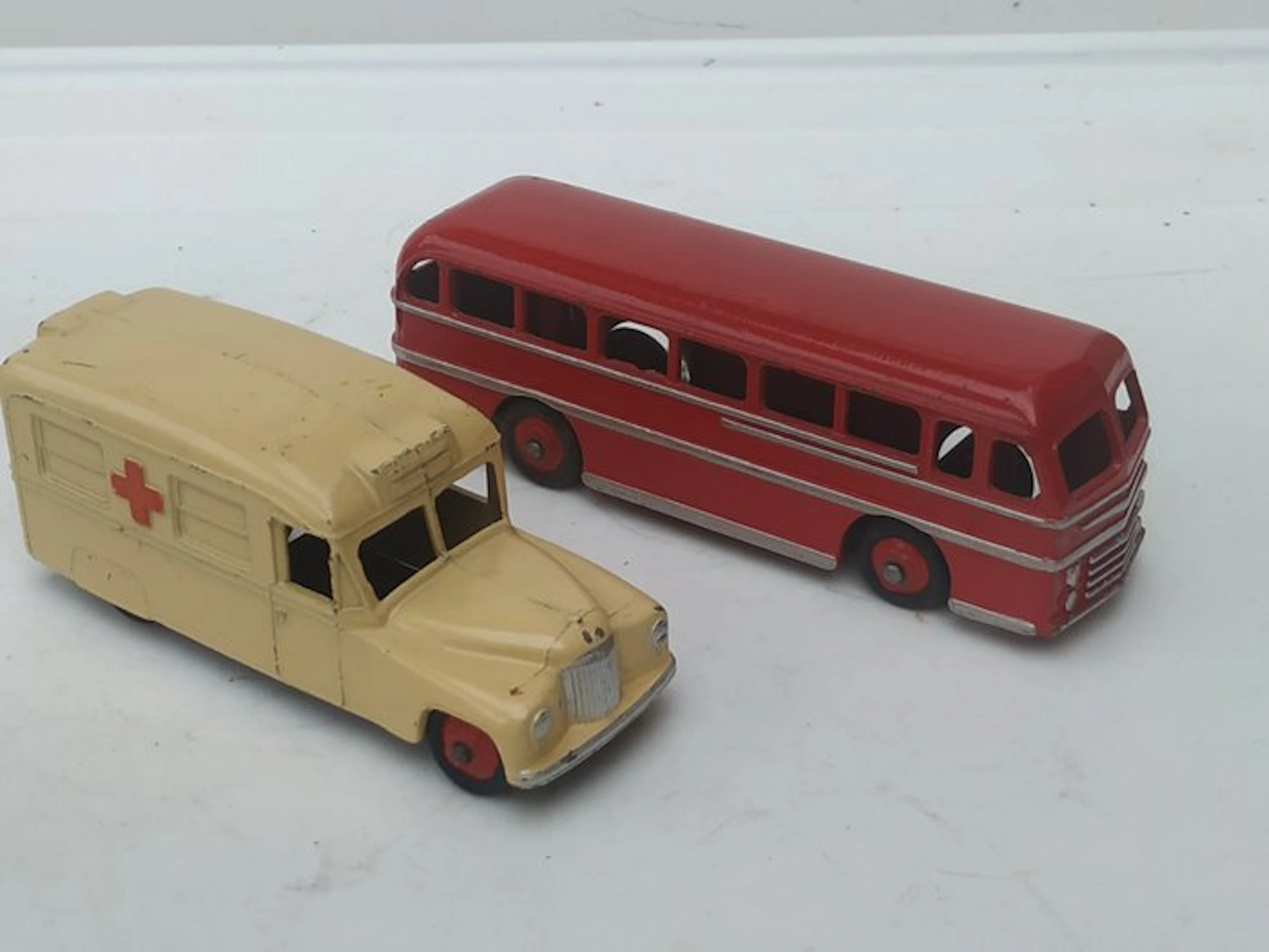 Dinky Toys 1:48 - Model car (2) - Original First Issue's...